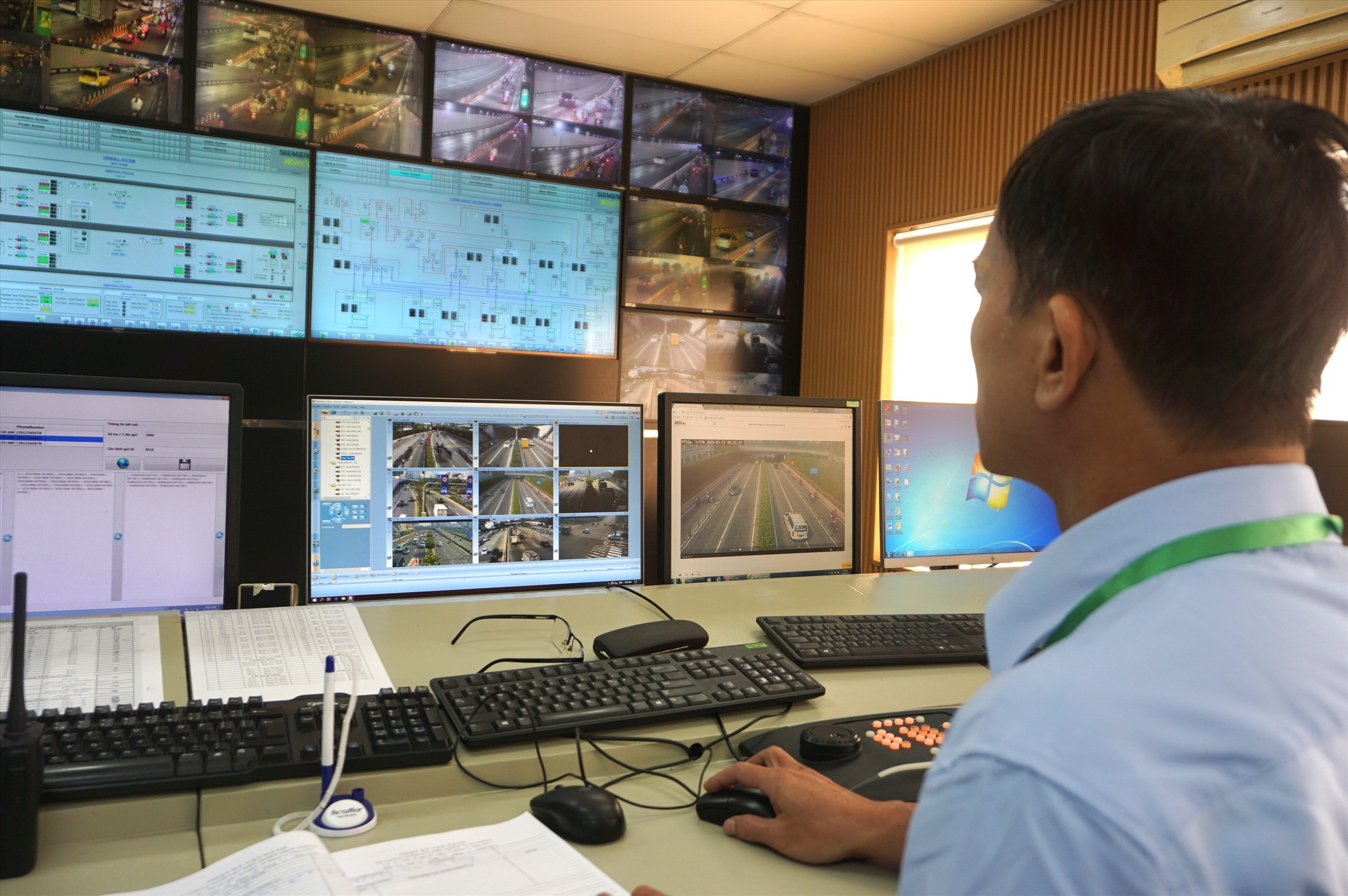 Thông qua nhiều màn hình, nhân viên vận hành trực 24/24 giờ sẽ ghi nhận kịp thời tình hình giao thông như ùn tắc, tai nạn, sự cố để thông tin kịp thời cho CSGT, thanh tra giao thông phối hợp xử lý.