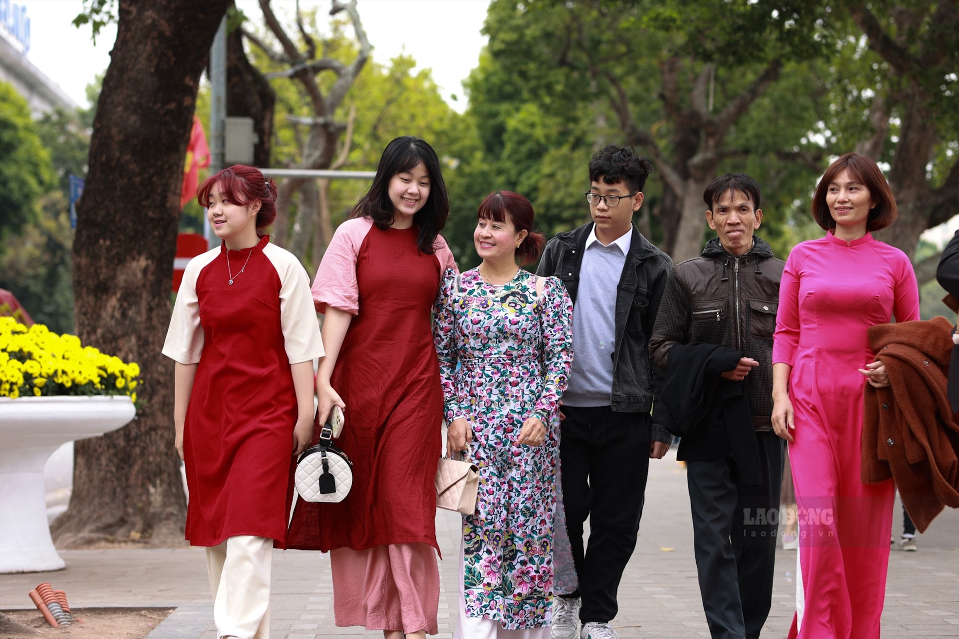 Gia đình chị Kim Thị Thu và anh Vũ Đức Triển (Văn Quán, Hà Nội) du xuân Hồ Gươm vào ngày mùng 3 Tết Quý Mão.