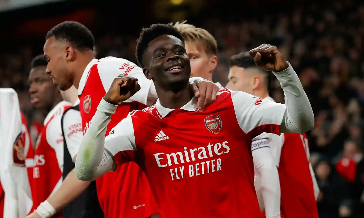 Arsenal đang bay cao với pha lập công khó tin của Bukayo Saka.  Ảnh: AFP