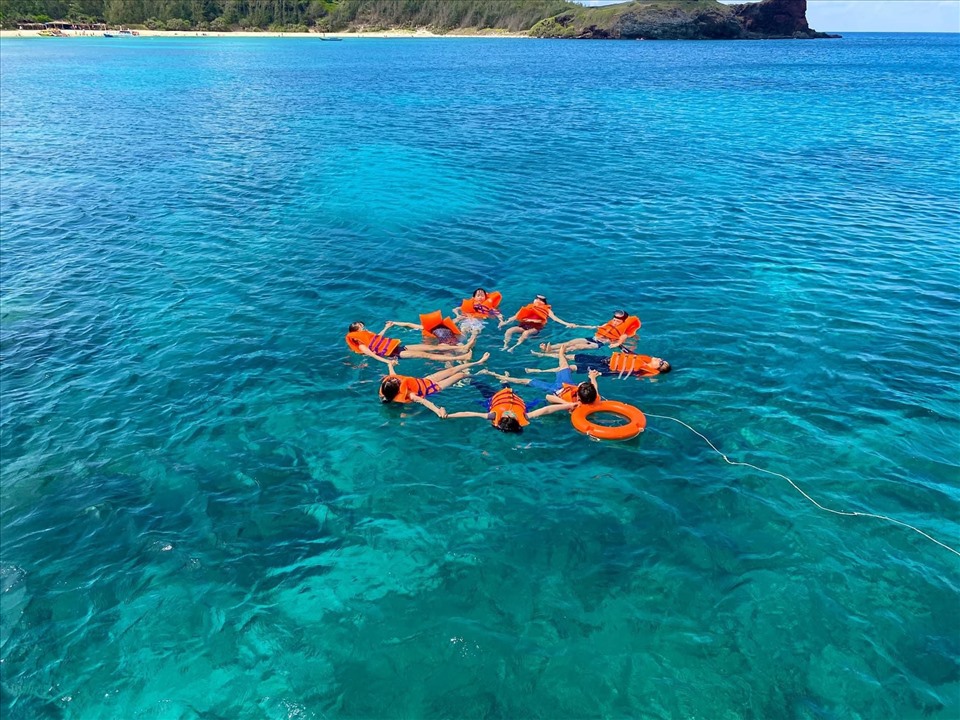 Du khách thích thú bơi lặn dưới làn nước trong xanh ở đảo Phú Quý. Ảnh: Duy Tuấn