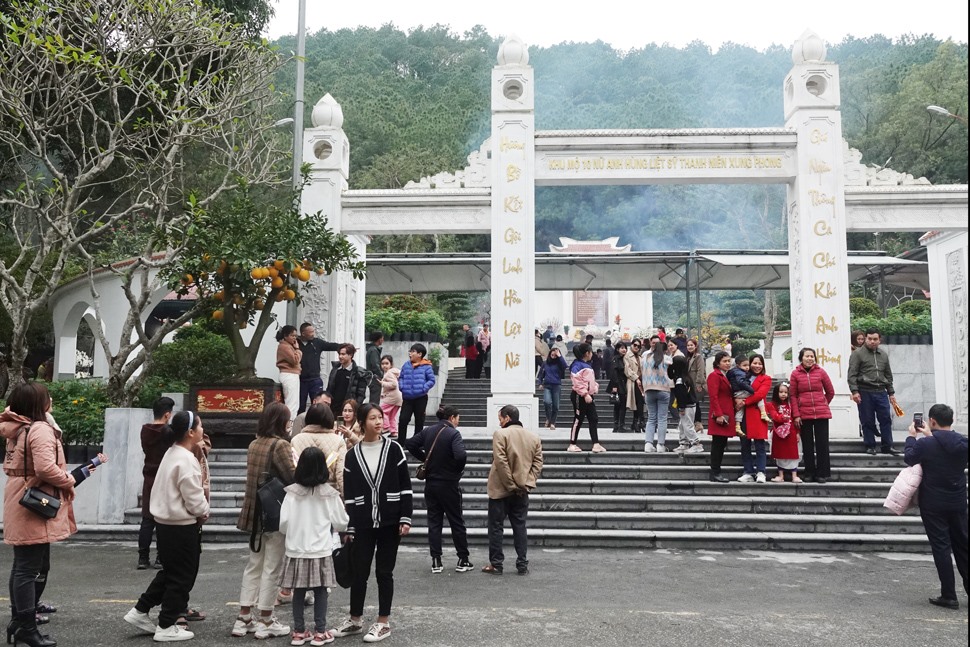 Rất đông du khách về du xuân, hàng hương tại di tích Ngã ba Đồng Lộc. Ảnh: Trần Tuấn.