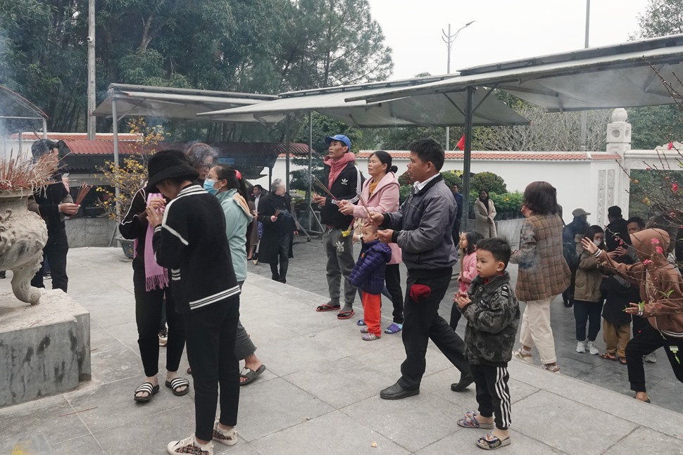 Trẻ nhỏ cũng theo gia đình dâng hương tại di tích Ngã ba Đồng Lộc. Ảnh: Trần Tuấn.