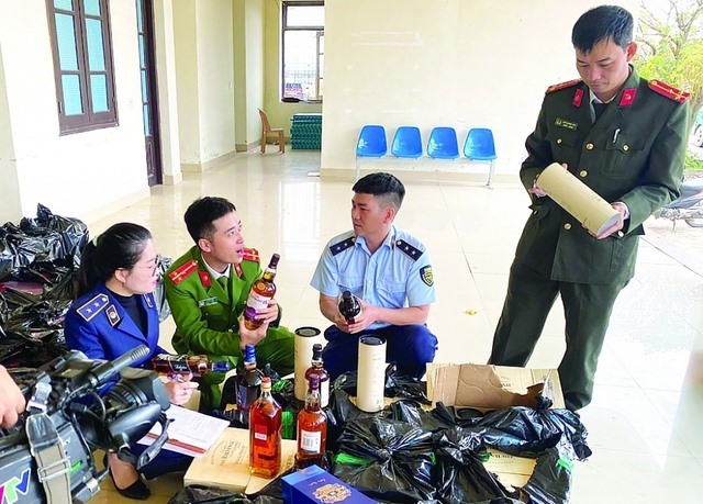 Rượu không rõ nguồn gốc bị lực lượng chức năng thu giữ tại Quảng Bình ngày 15.12.2022. Ảnh: Tổng cục Quản lý thị trường