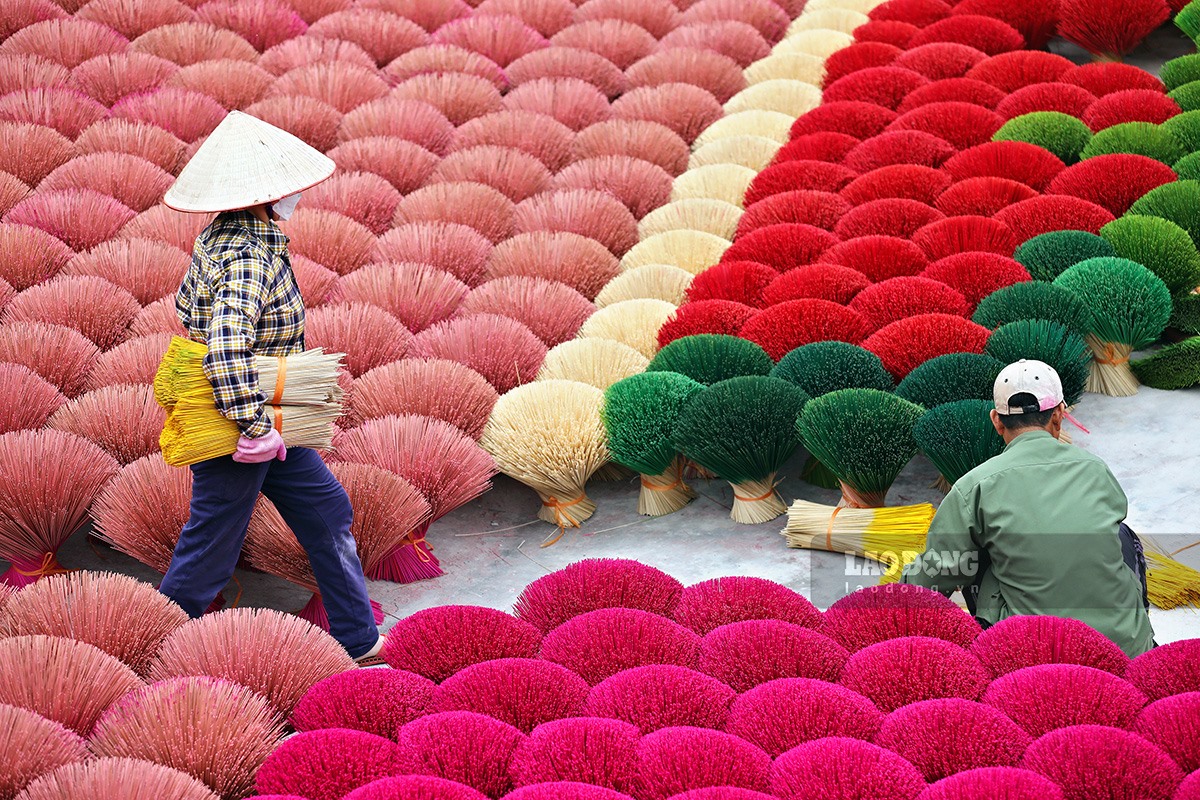 Từ bao đời nay, làm tăm hương đã luôn là một trong những nghề truyền thống gắn liền với những thế hệ người dân Việt. Theo dòng thời gian thoi đưa, những làng nghề này vẫn luôn nhộn nhịp những bàn tay thoăn thoắt, khéo léo của người thợ lành nghề.