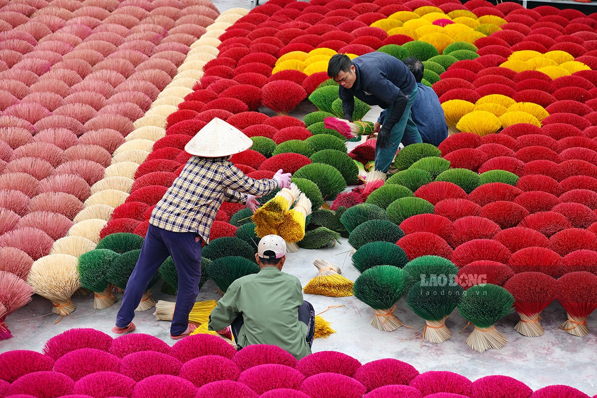 Dù đã tồn tại ngót nghét trăm năm tuổi, thế nhưng đến tận thời điểm này, làng hương Quảng Phú Cầu vẫn tồn tại song hành theo năm tháng, trở thành một trong những nét đẹp đặc biệt khắc họa rõ nét văn hóa của làng quê đồng bằng Bắc Bộ.