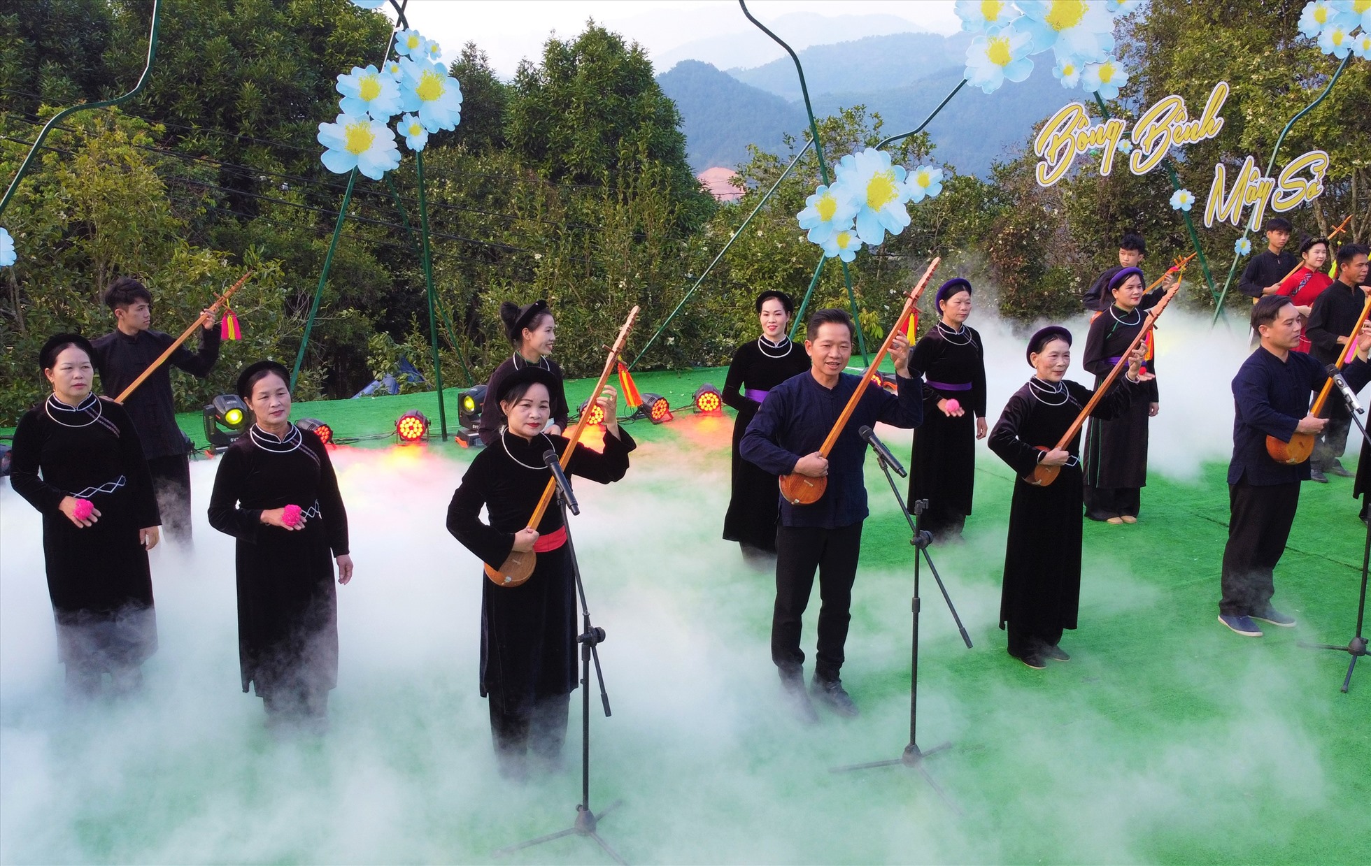 Các câu lạc bộ đàn Tính, hát Then trên địa bàn huyện Bình Liêu hợp lực biểu diễn tại hội Hoa Sở Bình Liêu 2022. Ảnh: Đoàn Hưng