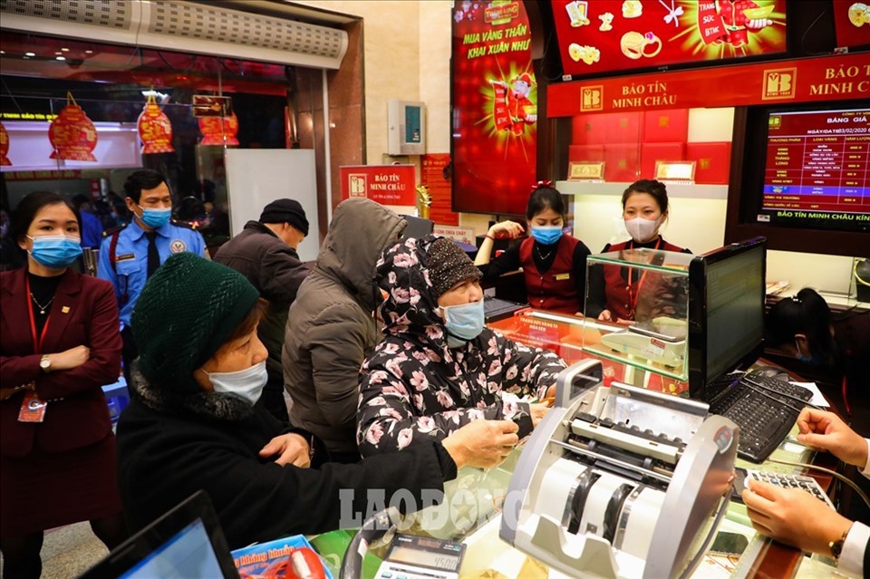 Hình ảnh người dân mua vàng trong ngày vía Thần Tài tại một cửa hàng tại Hà Nội. Ảnh: Phan Anh