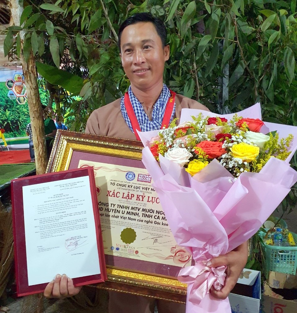 Chủ nhân của tổ ong lớn nhất Việt Nam cho nghề gác kèo ong U Minh hạ, Cà Mau. Ảnh: Nhật Hồ