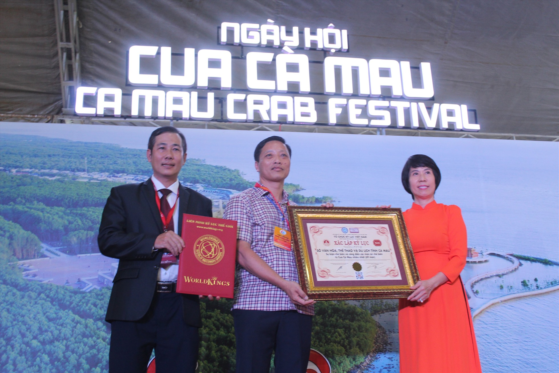 Nhận bằng kỷ lục sự kiện chế biến và công diễn các món ăn từ của Cà Mau nhiều nhất Việt Nam. Ảnh: Nhật Hồ