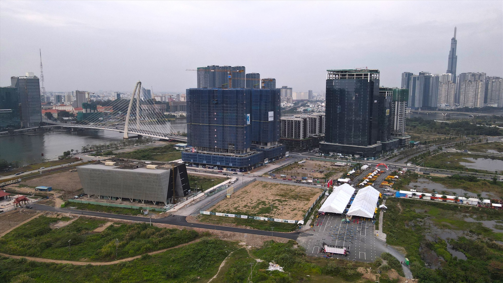 Vào tháng 4.2022 cầu Thủ Thiêm 2 bắc qua sông Sài Gòn đã chính thức được thông xe sau 7 năm trễn hẹn. Cây cầu này có chiều dài gần 1,5 km, kết nối quận 1 với phân khu chức năng số 1 của bán đảo Thủ Thiêm.  Cách cầu Thủ Thiêm 2 không xa là cầu Thủ Thiêm 1, kết nối KĐT Thủ Thiêm với quận Bình Thạnh. Cây cầu này được hoàn thành xây dựng vào năm 2007 với tổng mức đầu tư gần 1.100 tỷ đồng. Vào tháng 4.2022 cầu Thủ Thiêm 2 bắc qua sông Sài Gòn đã chính thức được thông xe sau 7 năm trễn hẹn. Cây cầu này có chiều dài gần 1,5 km, kết nối quận 1 với phân khu chức năng số 1 của bán đảo Thủ Thiêm.  Cách cầu Thủ Thiêm 2 không xa là cầu Thủ Thiêm 1, kết nối KĐT Thủ Thiêm với quận Bình Thạnh. Cây cầu này được hoàn thành xây dựng vào năm 2007 với tổng mức đầu tư gần 1.100 tỷ đồng. Vào tháng 4.2022 cầu Ba Son (Thủ Thiêm 2) bắc qua sông Sài Gòn đã chính thức được thông xe sau 7 năm trễn hẹn. Cây cầu này có chiều dài gần 1,5 km, kết nối quận 1 với phân khu chức năng số 1 của bán đảo Thủ Thiêm. Cách cầu Ba Son không xa là cầu Thủ Thiêm 1, đã đưa vào sử dụng năm 2007, kết nối từ quận Bình Thạnh.  Trong tương lai Cầu Thủ Thiêm 3 và 4 sẽ nối quận 4, quận 7 với Khu đô thị Thủ Thiêm cũng sẽ được đầu tư. Các công trình khi hoàn thành sẽ kết nối, hình thành hệ thống giao thông hoàn chỉnh cho khu vực và khu đô thị mới này