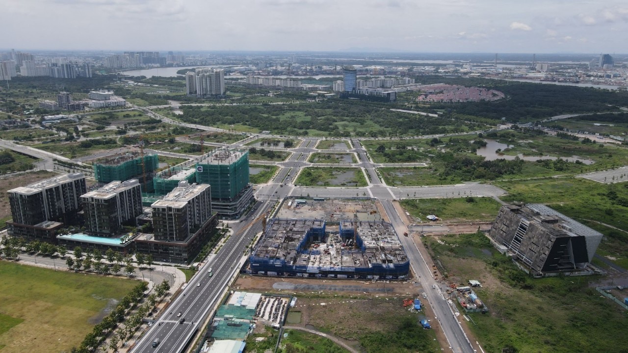 Bên trong nội khu bán đảo có 4 tuyến đường chính của khu đô thị Thủ Thiêm. Dự án được khởi công vào năm 2014, chủ đầu tư là công ty cổ phần đầu tư địa ốc Đại Quang Minh, hình thức đầu tư là BT (xây dựng - chuyển giao).  4 tuyến đường chính Thủ Thiêm bao gồm: Đại lộ vòng cung (R1), đường ven hồ trung tâm (R2), đường ven sông Sài Gòn (R3), đường vùng châu thổ khu dân cư (R4). Tổng kinh phí dự án lên tới 8.200 tỷ đồng,