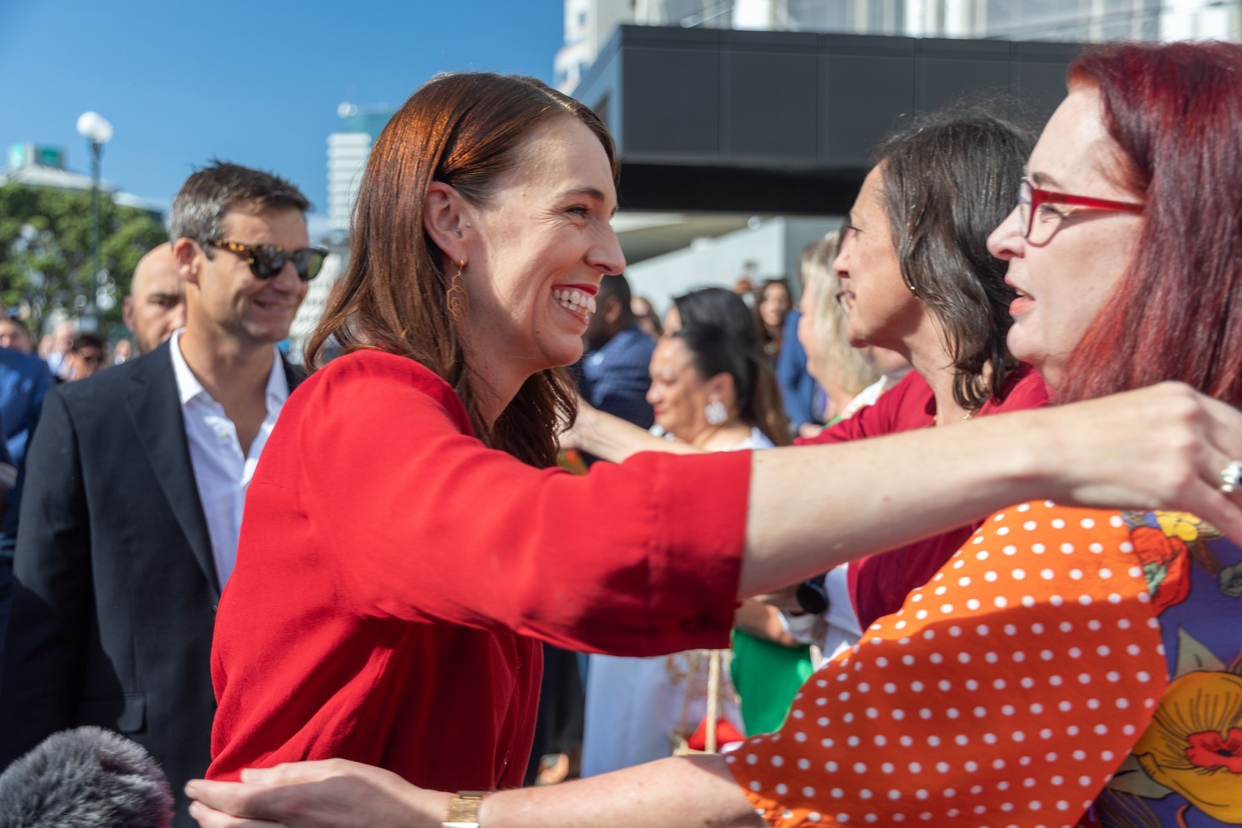 Thủ tướng New Zealand Jacinda Ardern ôm bạn bè và đồng nghiệp khi bà đến Tòa nhà Chính phủ ở Welllington để chính thức từ chức trước Toàn quyền New Zealand ngày 25.1. Ảnh: AFP