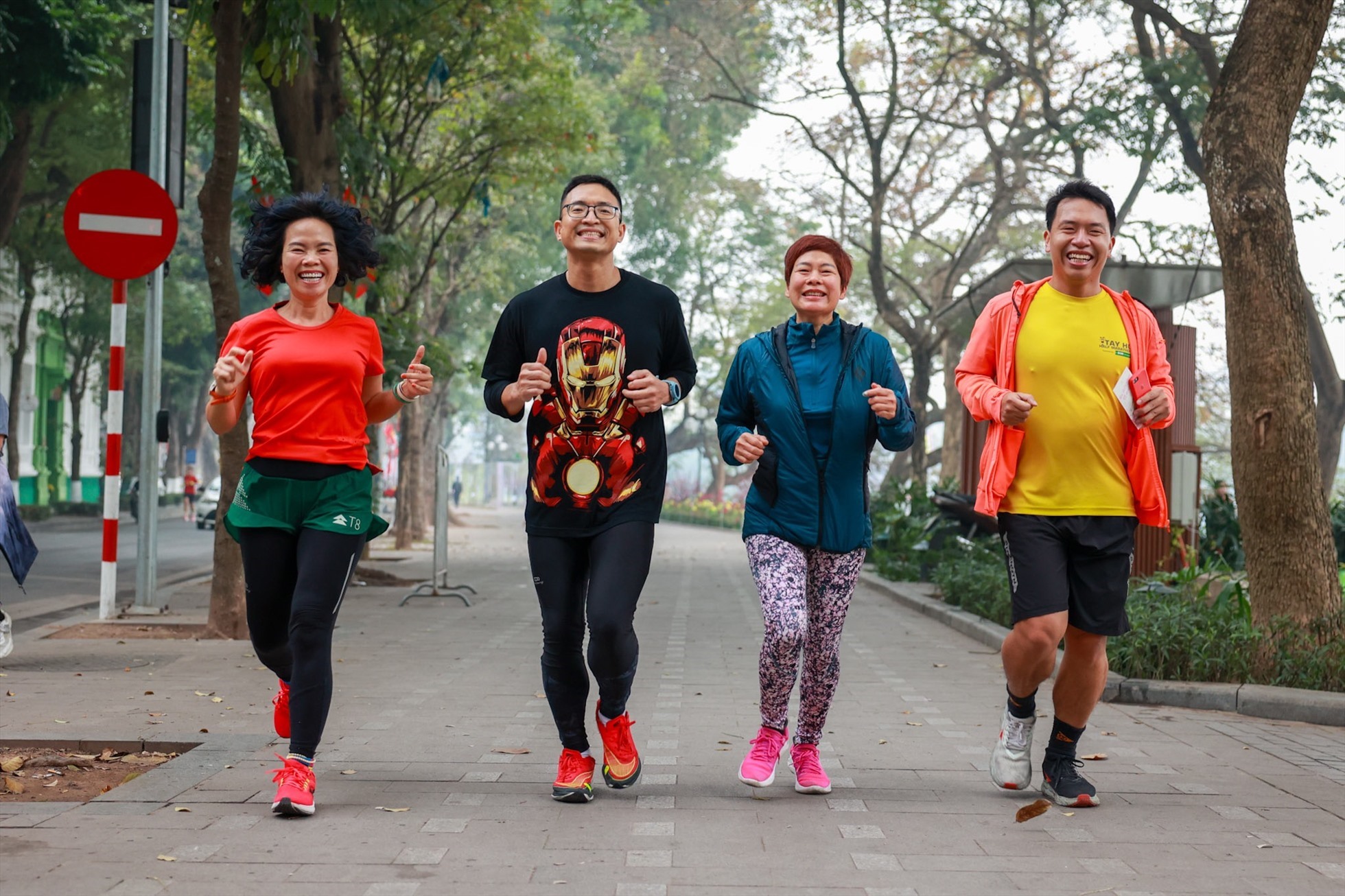 Người dân Hà Nội du xuân, tập thể dục ngày mùng 1 Tết. Ảnh: Hải Nguyễn