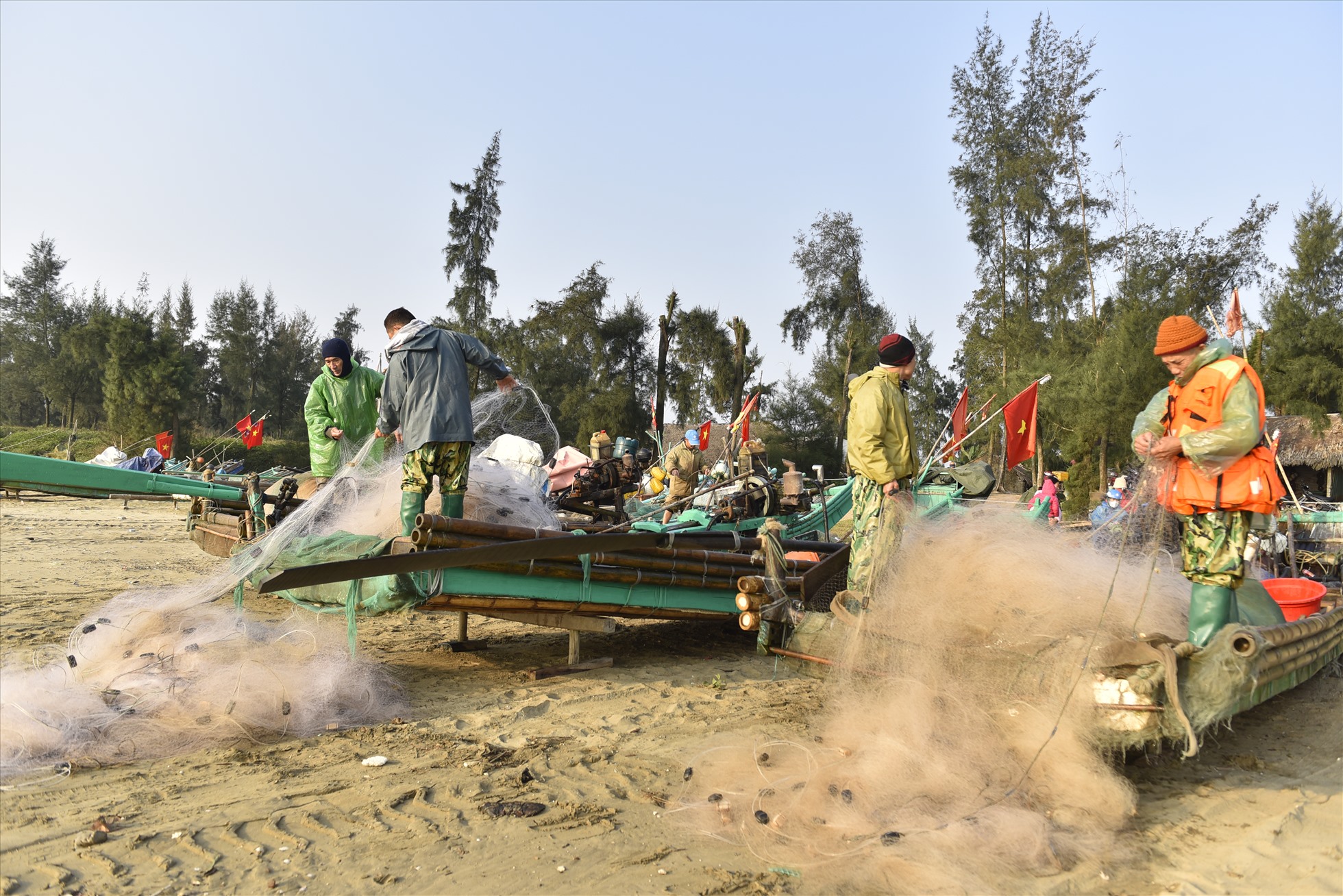 Tại huyện Quảng Xương, ngư dân hối hả chuẩn bị ngư lưới cụ, kéo thuyền vươn khơi trong sáng ngày Mùng 4 Tết. Ảnh: Quách Du