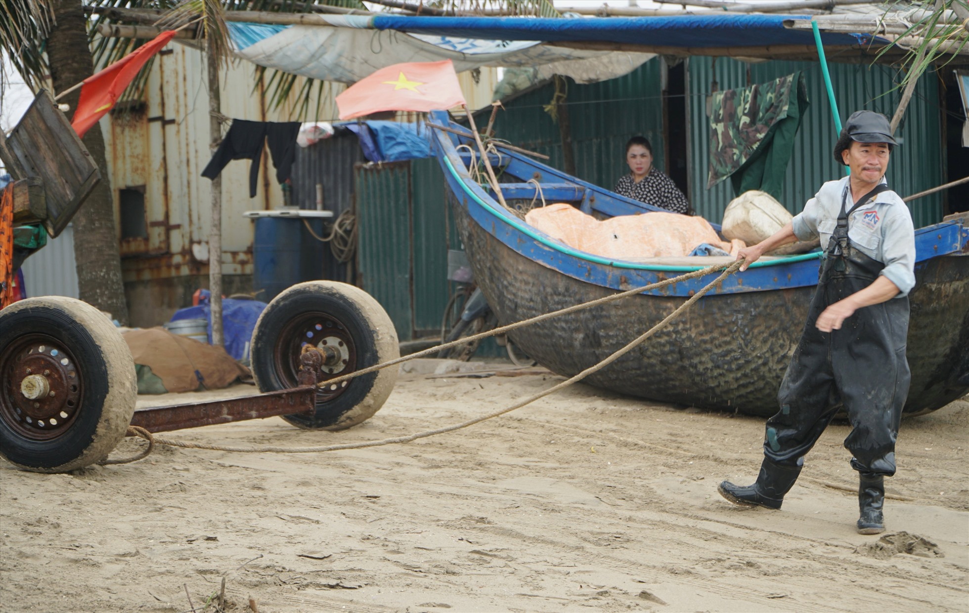Ghi nhận của Lao Động trong những ngày đầu năm mới, tại các vùng biển của tỉnh Thanh Hóa ngư dân lại hối hả kéo thuyền, chuẩn bị ngư lưới cụ để ra khơi. Ảnh: Quách Du