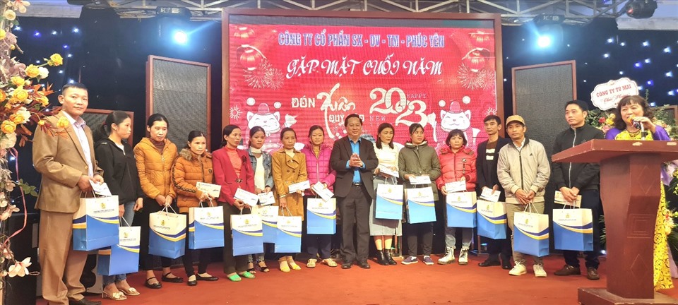 Lãnh đạo Công đoàn Công Thương Việt Nam tặng quà Tết Quý Mão 2023 cho đoàn viên có hoàn cảnh khó khăn. Ảnh: Công đoàn Công Thương Việt Nam
