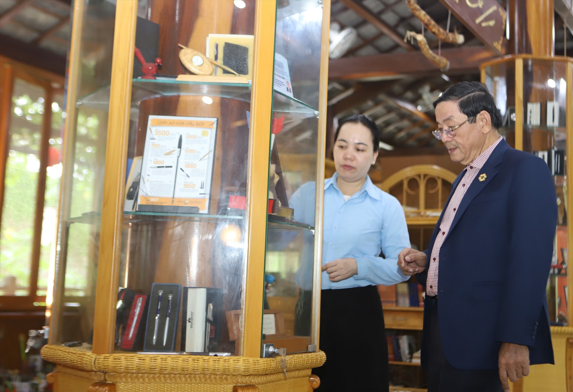 Năm 2017 bộ sưu tập của ông Xáng được tổ chức Kỷ lục Việt Nam công nhận kỷ lục Bộ sưu tập Bút với số lượng nhiều nhất. Ảnh: Thu Cúc