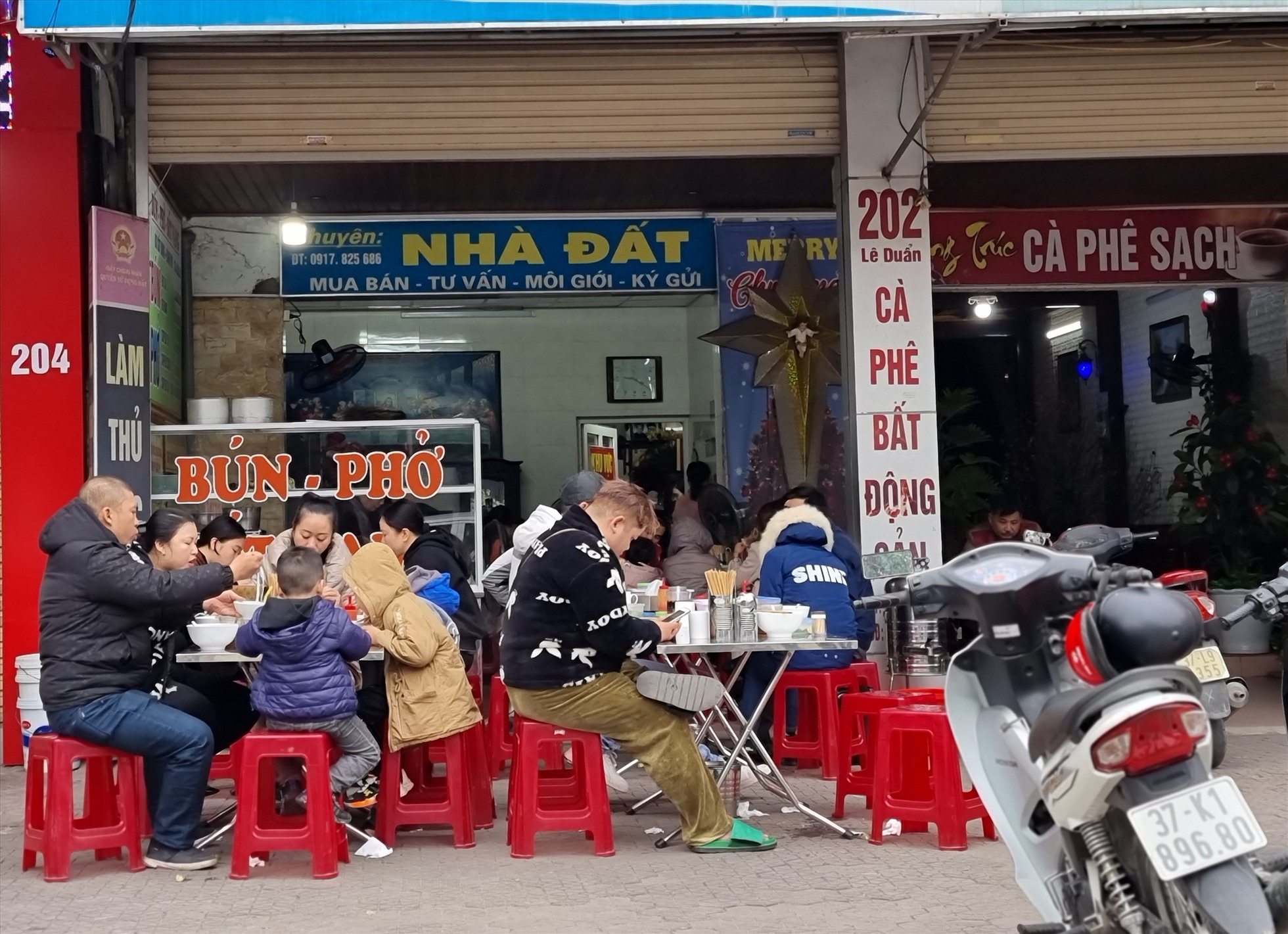Quán cà phê, ăn sáng trên đường Lê Duẩn (TP Vinh) đã mở vào sáng mồng 4 Tết. Ảnh: Quang Đại