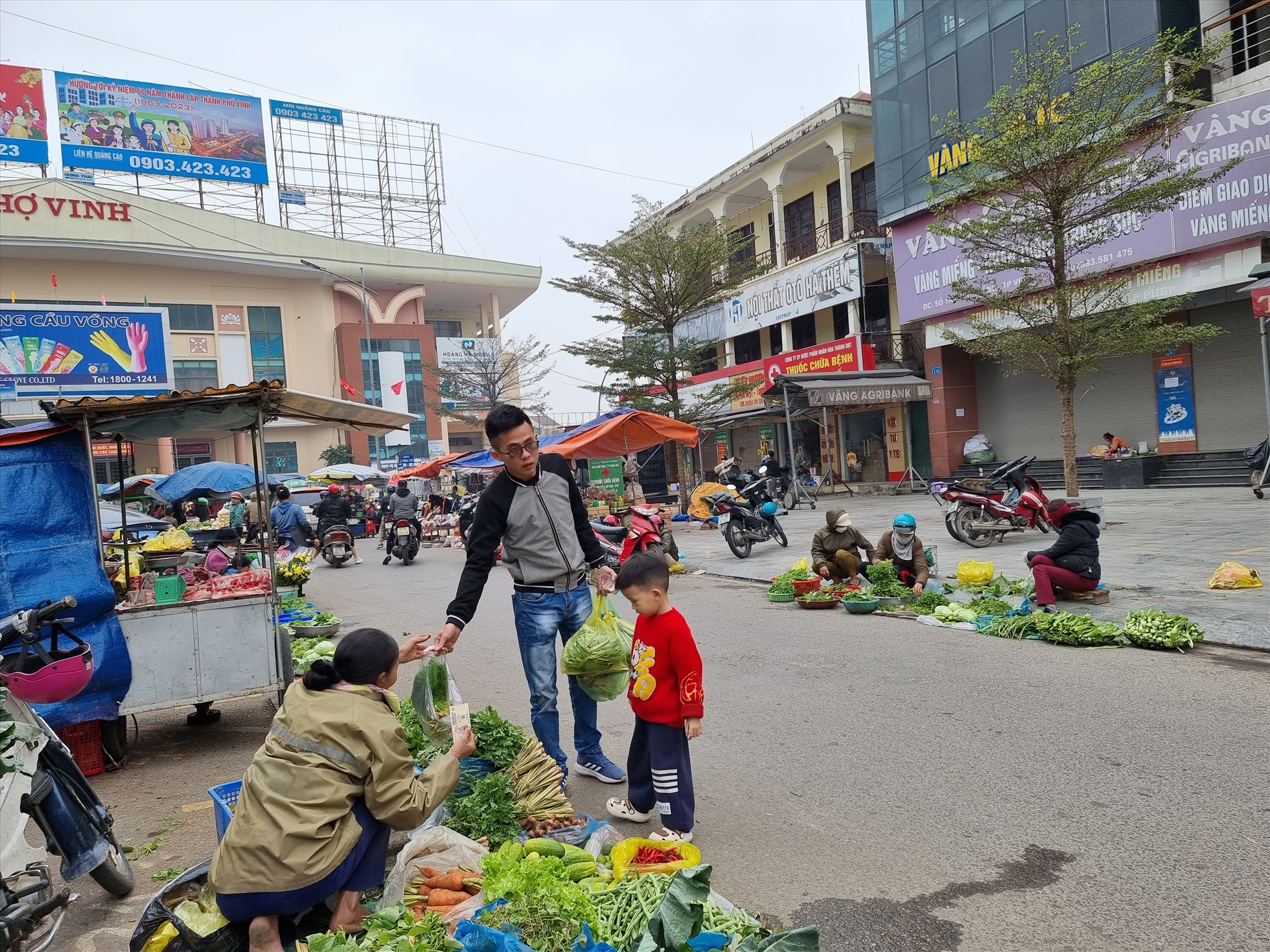 Người dân bày bán rau củ tại đường Cao Thắng. Ảnh: Quang Đại