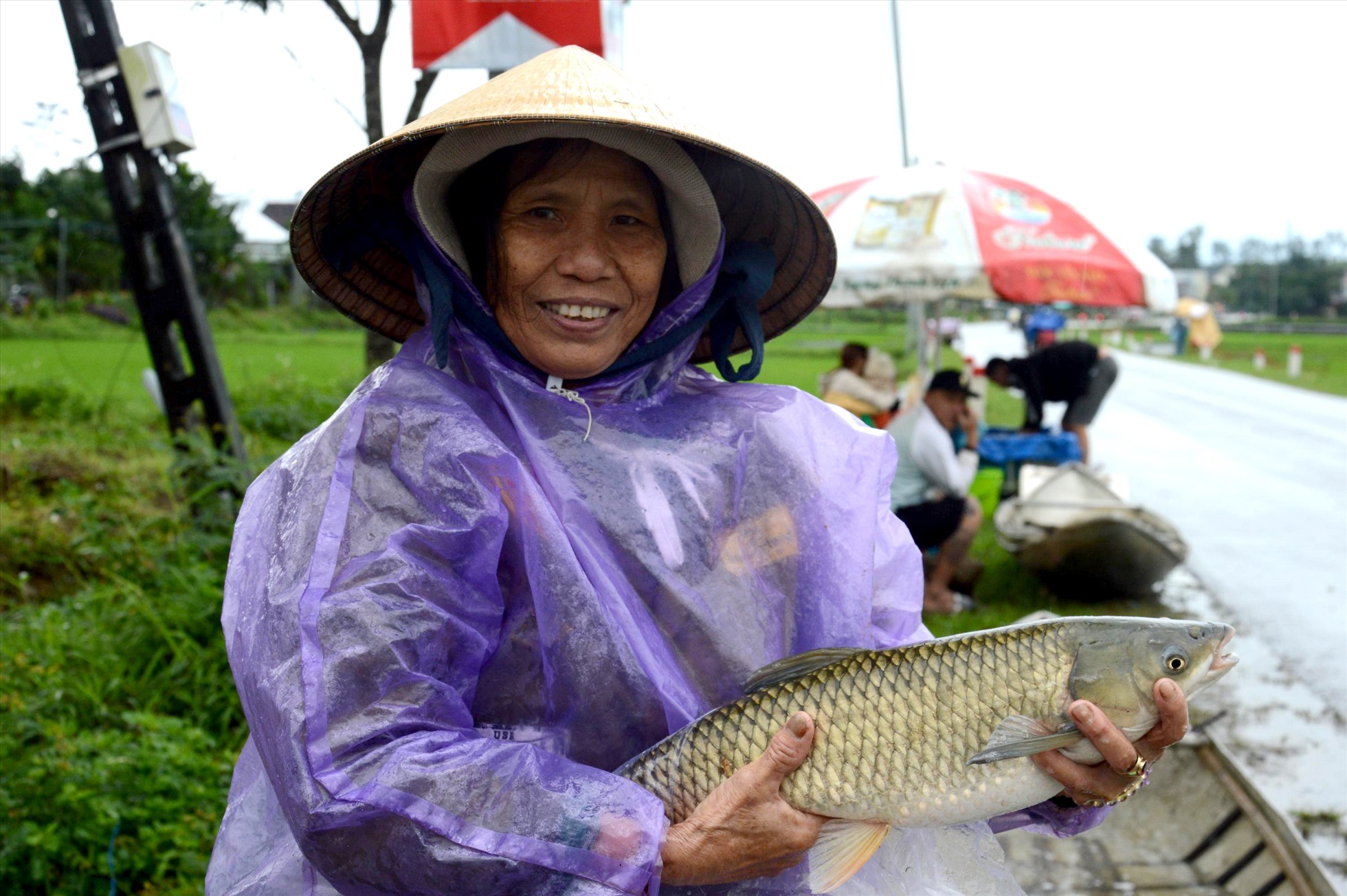 Bà Trần Thị Ngại ở thôn Tây, xã Tịnh Sơn vui mừng khi cá gia đình nuôi phát triển tốt, được người tiêu dùng chọn mua vào dịp Tết Nguyên đán. Ảnh: Ngọc Viên