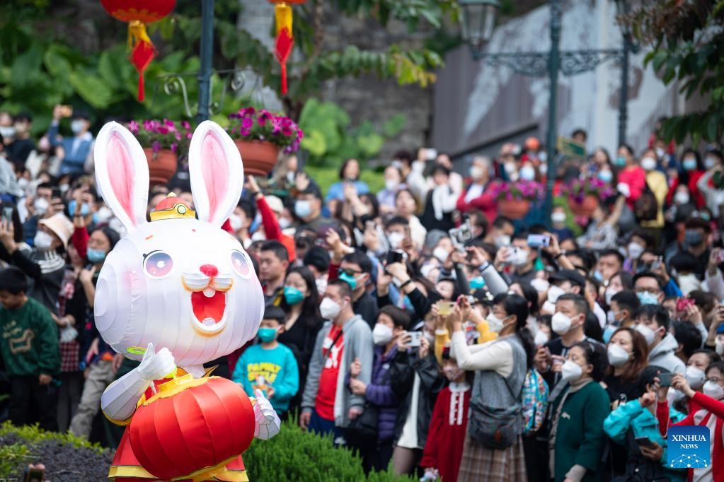 Khách du lịch xem một màn biểu diễn tại nhà thờ St. Paul, Macau, Trung Quốc ngày 22.1. Ảnh: Xinhua