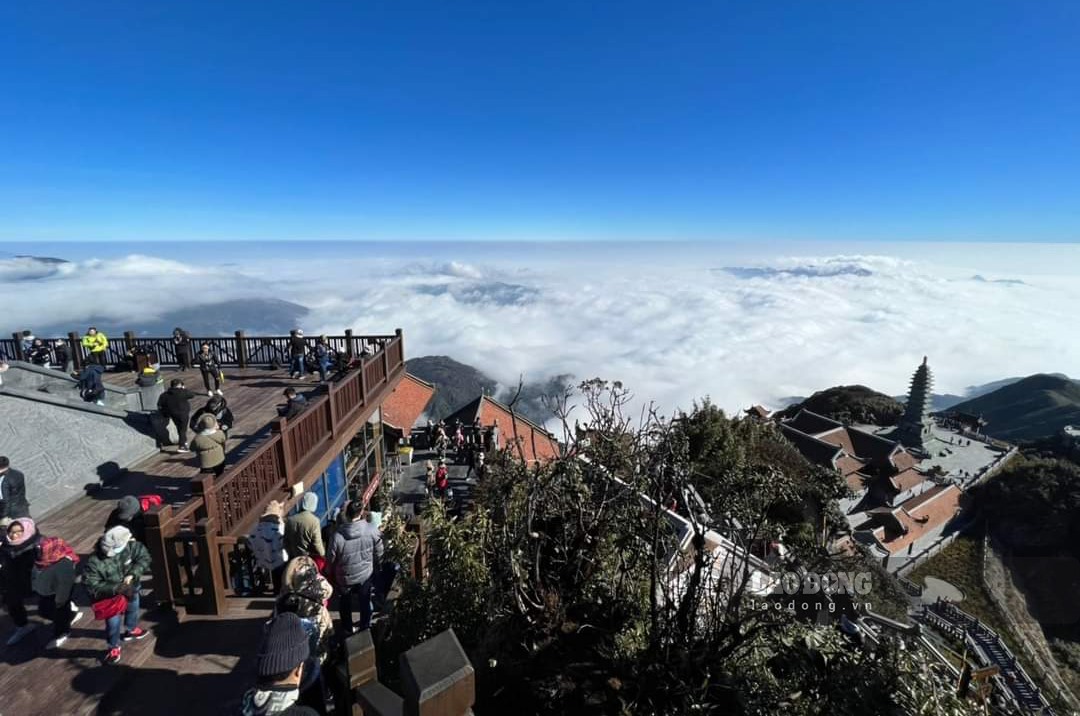 Rất nhiều du khách đã nhanh chân lên đỉnh Fansipan trong sáng mùng 4 Tết để săn mây và ngắm băng tuyết.