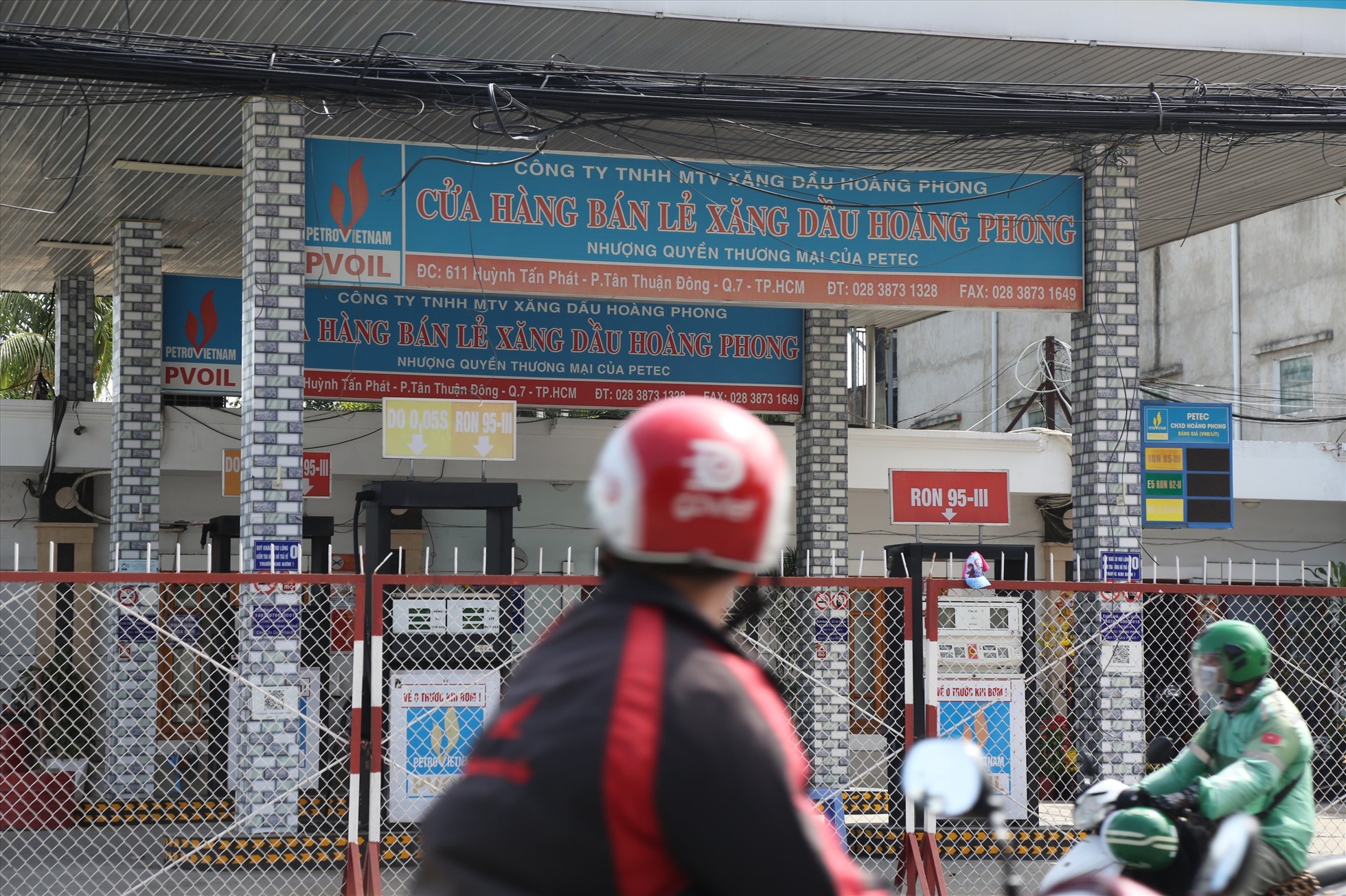Cây xăng nằm trên đường Huỳnh Tấn Phát, quận 7, đóng cửa. Ảnh: Anh Tú