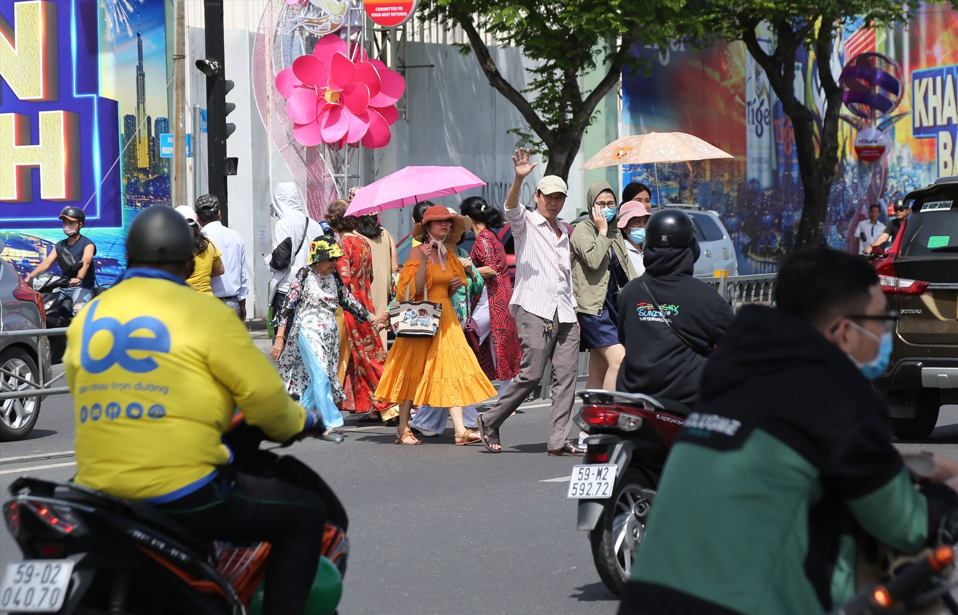 Giữa thời tiết nắng nóng, nhiều người tranh thủ tạo dáng chụp hình trước chợ Bến Thành. Giữa thời tiết nắng nóng, nhiều người tranh thủ tạo dáng chụp hình.