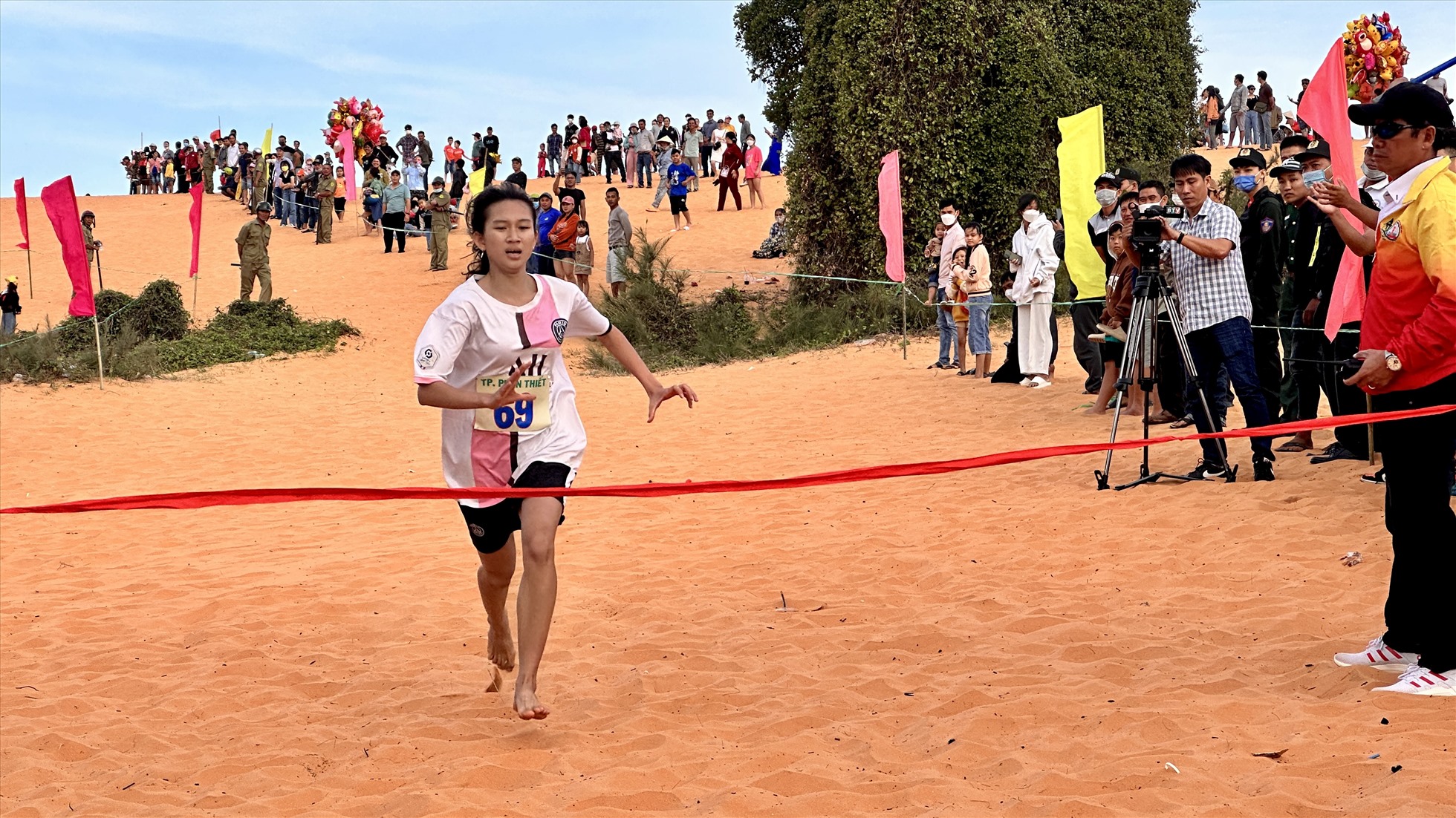 Chạy việt dã đòi hỏi sức bền, nhưng chạy trên cồn cát với cát lún tốn sức và khó khăn hơn nhưng các vận động viên muốn tham gia để vượt qua giới hạn của mình.