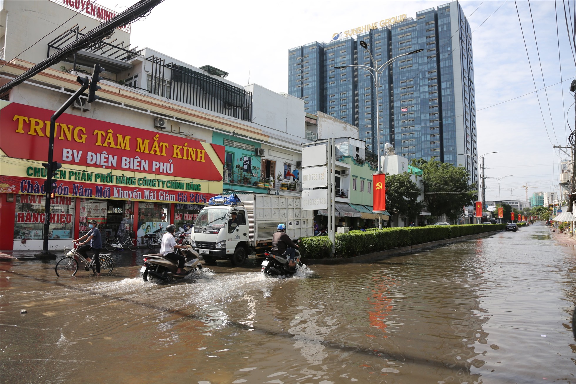 Từ sáng sớm ngày 25.1 (tức mùng 4 Tết), ghi nhận tại khu vực đường Phú Thuận giao với đường Huỳnh Tấn Phát, quận 7, TPHCM trong cảnh ngập do triều cường dâng cao.