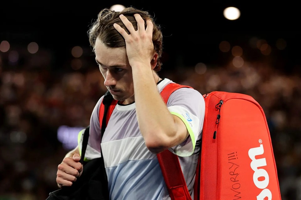 Alex de Minaur nghi ngờ Djokovic giả vờ chấn thương  Ảnh: AFP