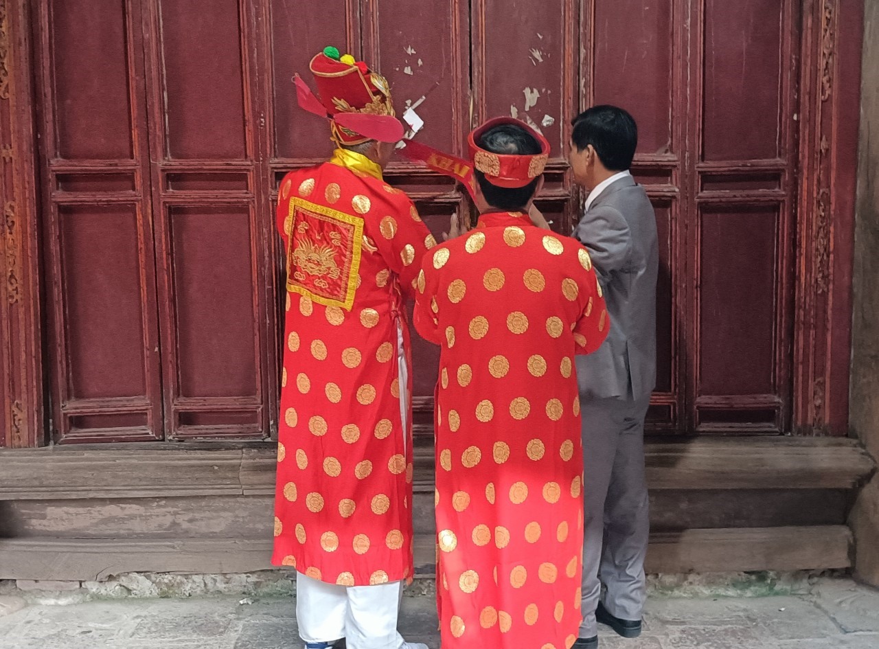 Các cụ cao niên và lãnh đạo địa phương thực hiện nghi thức khai chỉ mở cửa đền Thánh. Ảnh: Trung Du