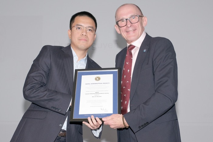 Nguyễn Huyền Đức nhận giải Gương mặt trẻ có đóng góp đặc biệt trong lĩnh vực hàng không năm 2022