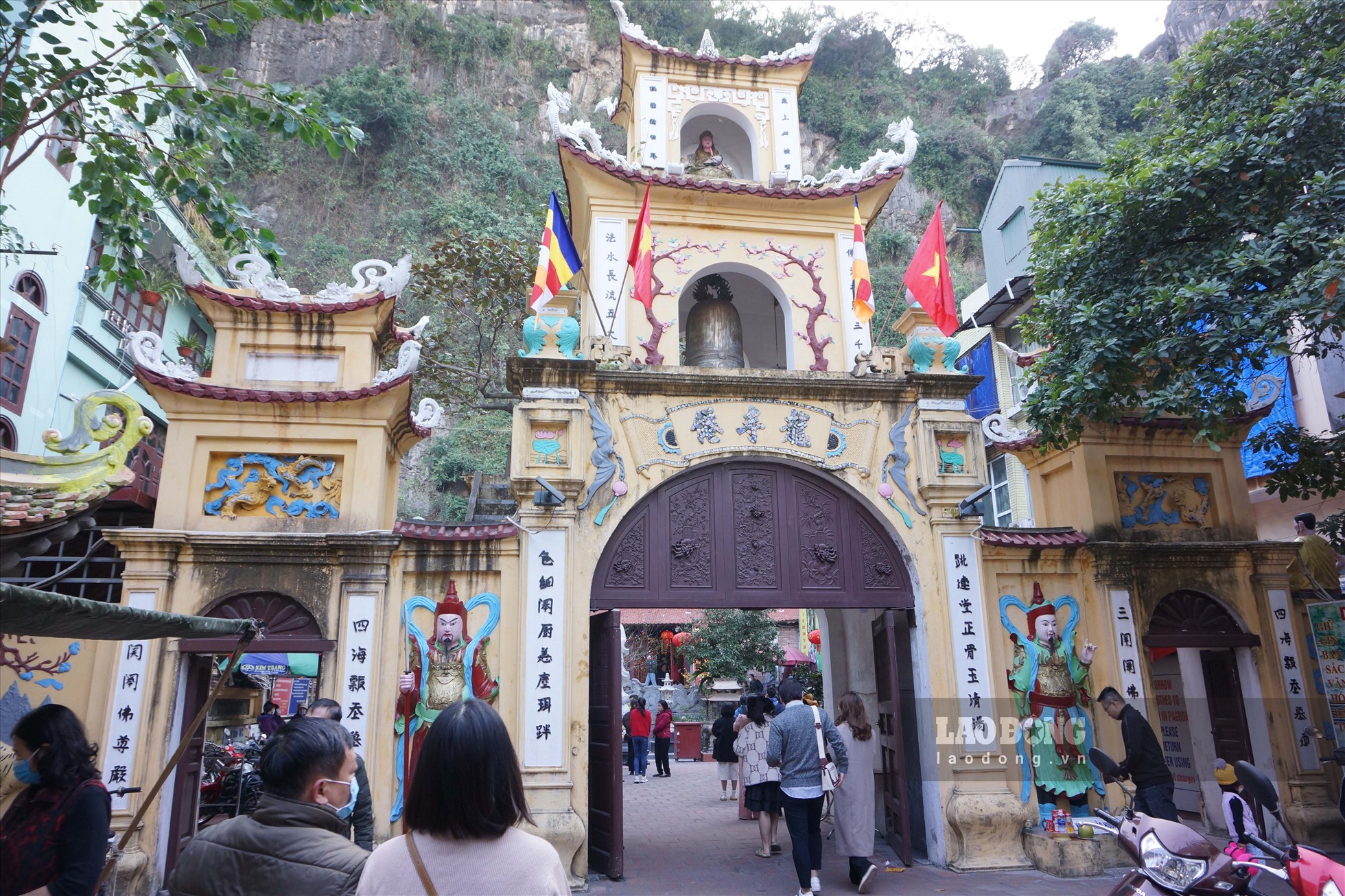 Bước vào chùa Long Tiên, du khách sẽ thấy cổng Tam Quan với 3 cửa đại diện cho Hữu - Vô - Đại. Trong đó cánh cổng lớn nhất sẽ dành cho những người theo đạo Phật vào cúng bái, còn hai bên cổng nhỏ hơn sẽ dành cho du khách vãng lai vào tham quan. Ảnh: Đoàn Hưng