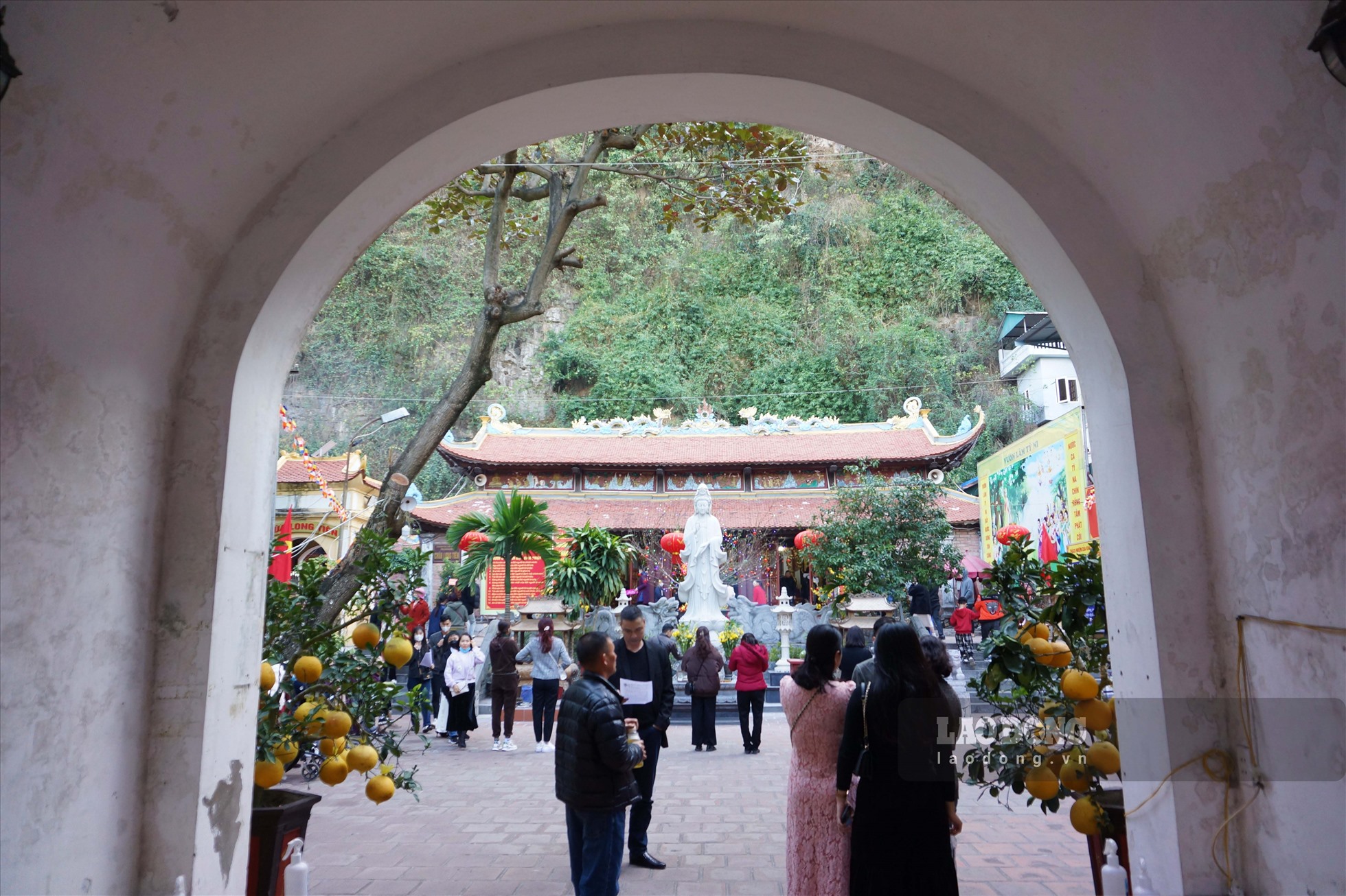 Bước vào chùa Long Tiên, du khách sẽ thấy cổng Tam Quan với 3 cửa đại diện cho Hữu - Vô - Đại. Trong đó cánh cổng lớn nhất sẽ dành cho những người theo đạo Phật vào cúng bái, còn hai bên cổng nhỏ hơn sẽ dành cho du khách vãng lai vào tham quan. Ảnh: Đoàn Hưng