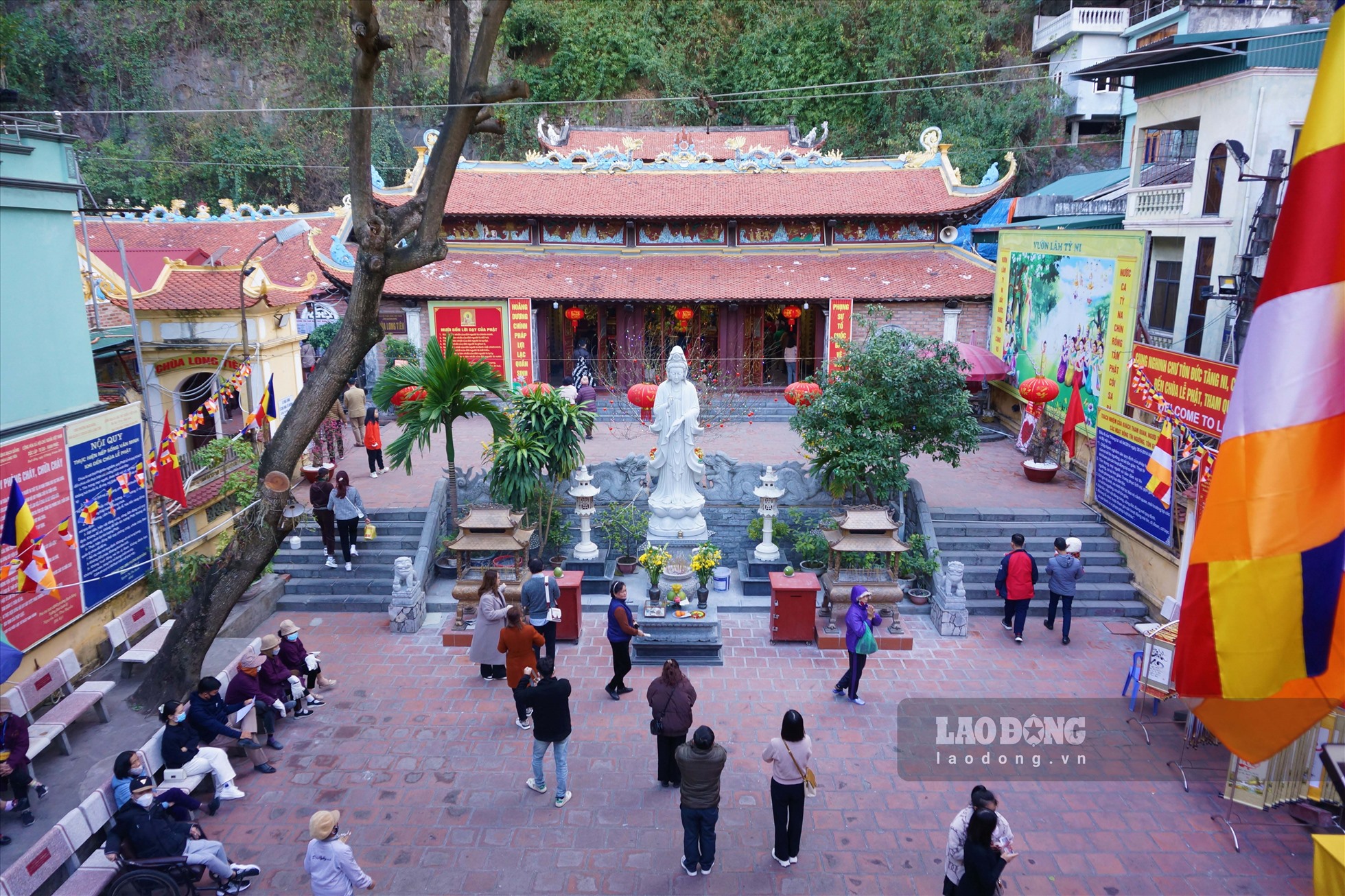 Chùa Long Tiên nằm trên phố Long Tiên, là nơi nổi tiếng lưu giữ những giá trị lịch sử và văn hóa lâu đời của thành phố. Ảnh: Đoàn Hưng