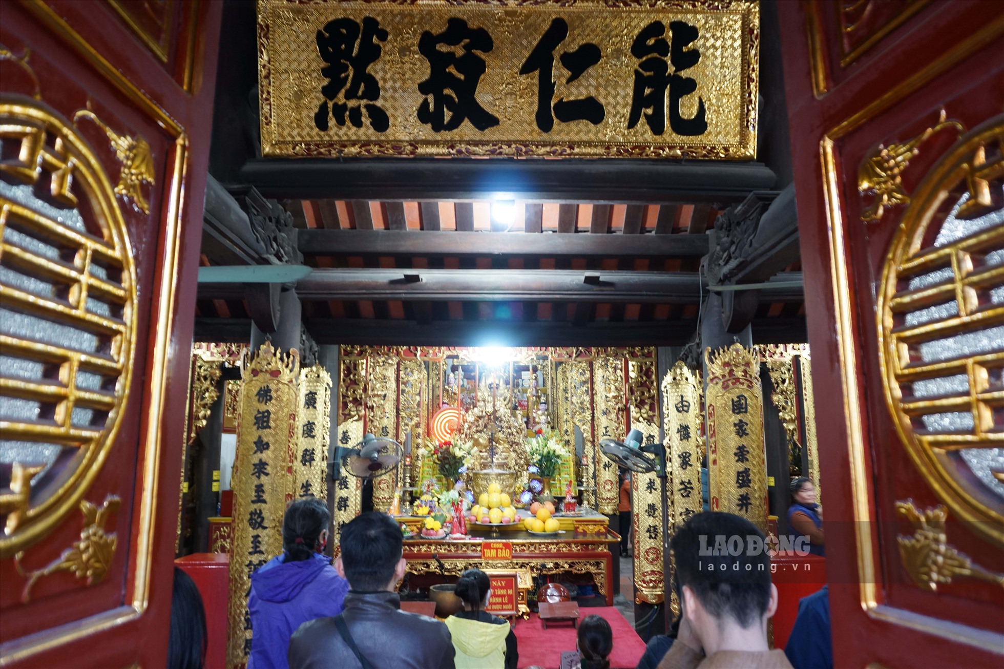 Tại chùa Long Tiên vừa thờ cúng phái Bắc Tông, vừa thờ cúng các vị tướng thời Trần, đồng thời còn thờ các chư Phật theo quan niệm tôn giáo của người Việt.