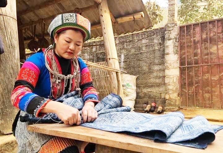 Dệt thổ cẩm vốn là nghề truyền thống của phụ nữ Mông nhưng vào HTX Lùng Tám đã thành công việc mang lại thu nhập ổn định.