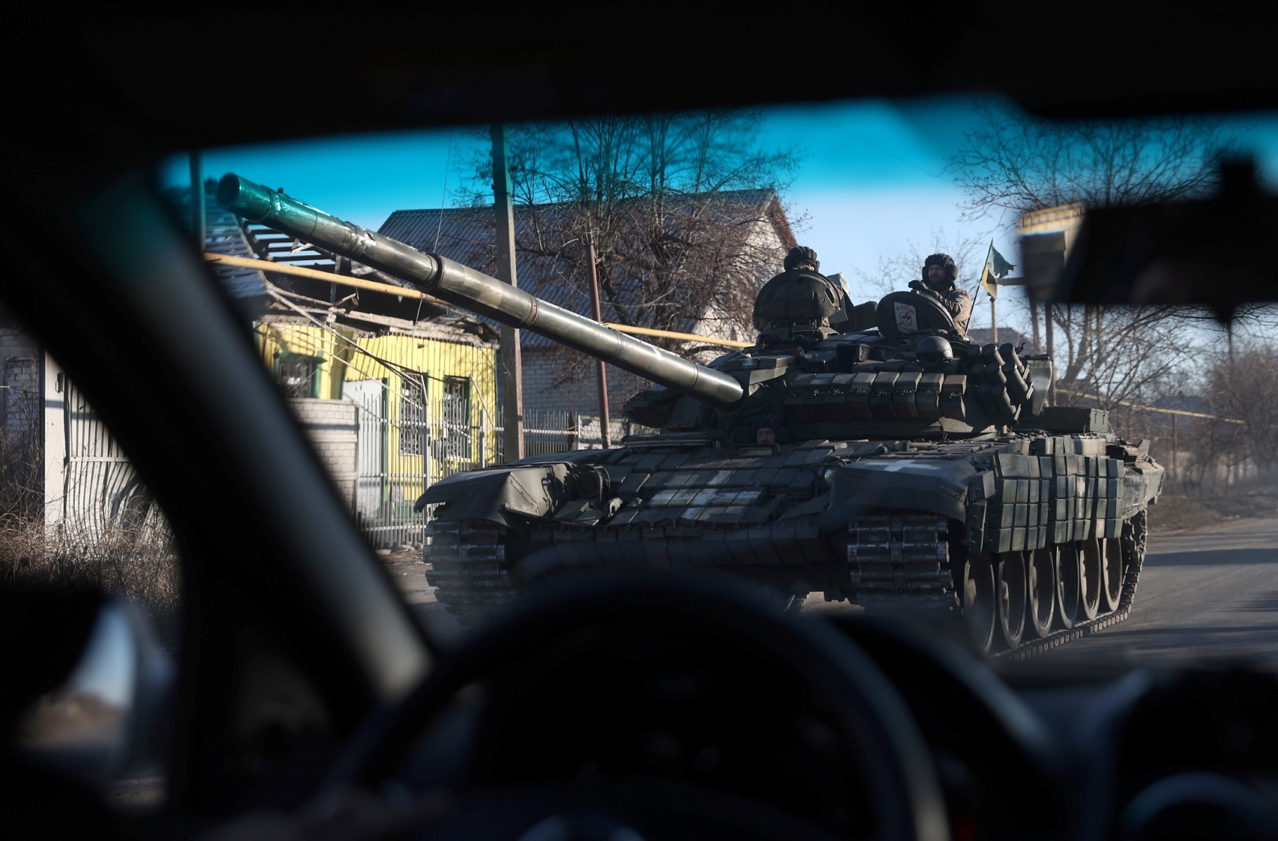 Quân nhân Ukraina lái xe tăng T-80 gần Lyman, vùng Donetsk ngày 24.1.2023. Ảnh: AFP