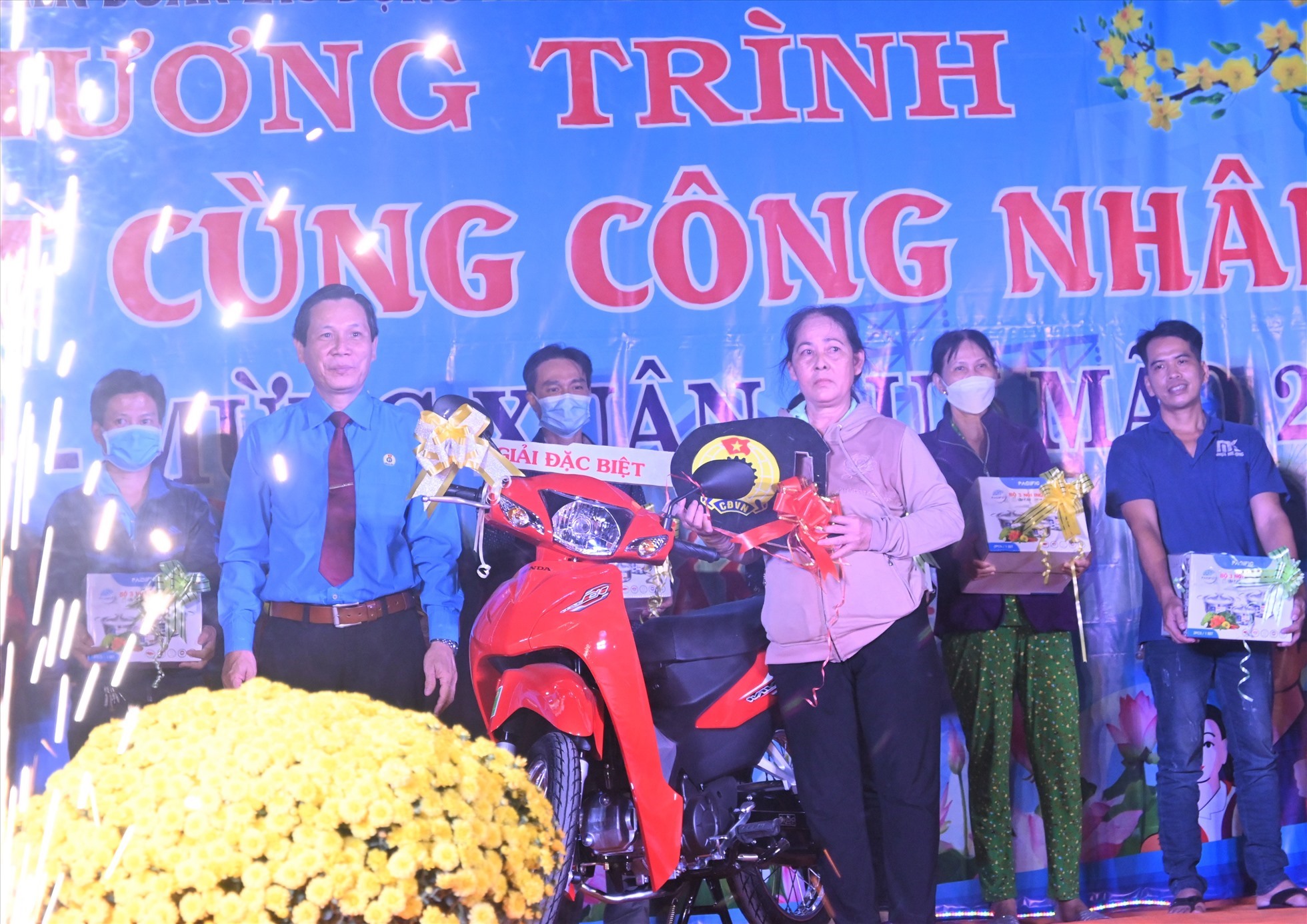 LĐLĐ tỉnh Tiền Giang trao quà cho công nhân lao động tại cụm công nghiệp Trung An (TP Mỹ Tho, tỉnh Tiền Giang) trong dịp Tết Nguyên đán Quý mão 2023. Ảnh: Thành Nhân