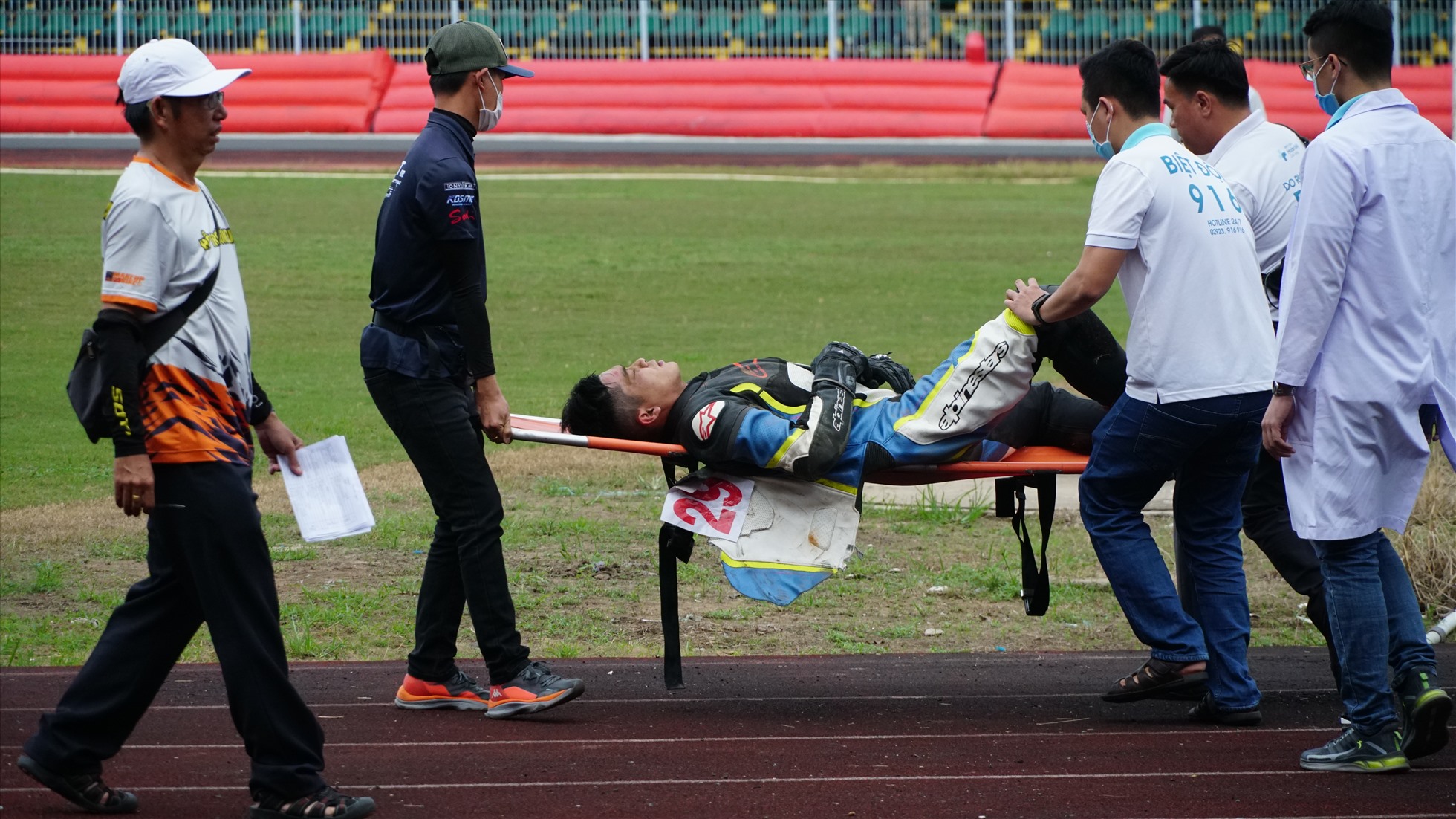 Các vận động viên được nhân viên y tế khiêng ra khỏi đường đua.