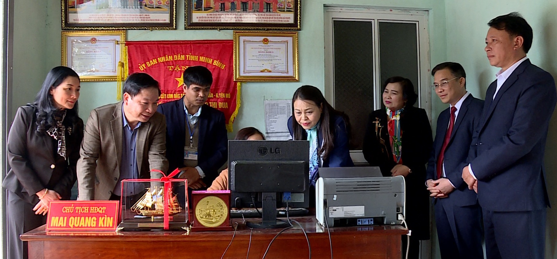 Lãnh đạo tỉnh Ninh Bình kiểm tra công tác chuyển đổi số trên địa bàn xã Yên Hòa. Ảnh: Nguyễn Trường