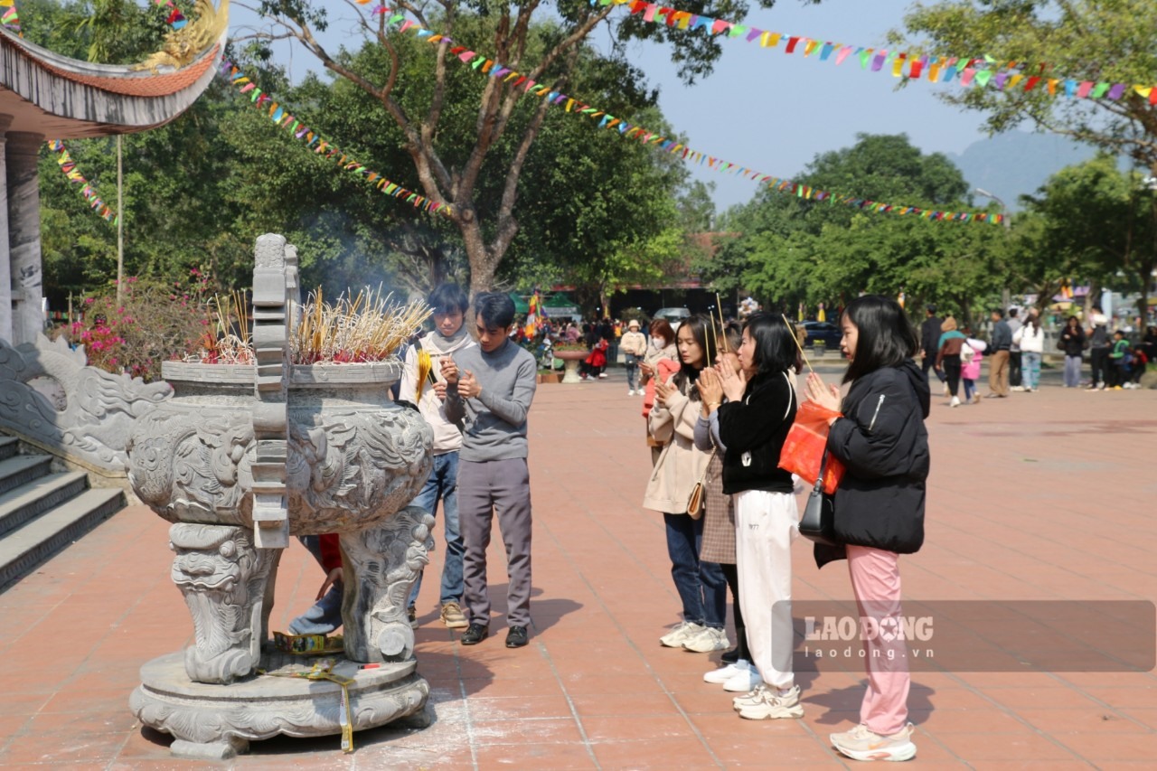 Theo quan sát tại khu vực cửa chùa nhiều người dân đang thắp hương để cầu nguyện.