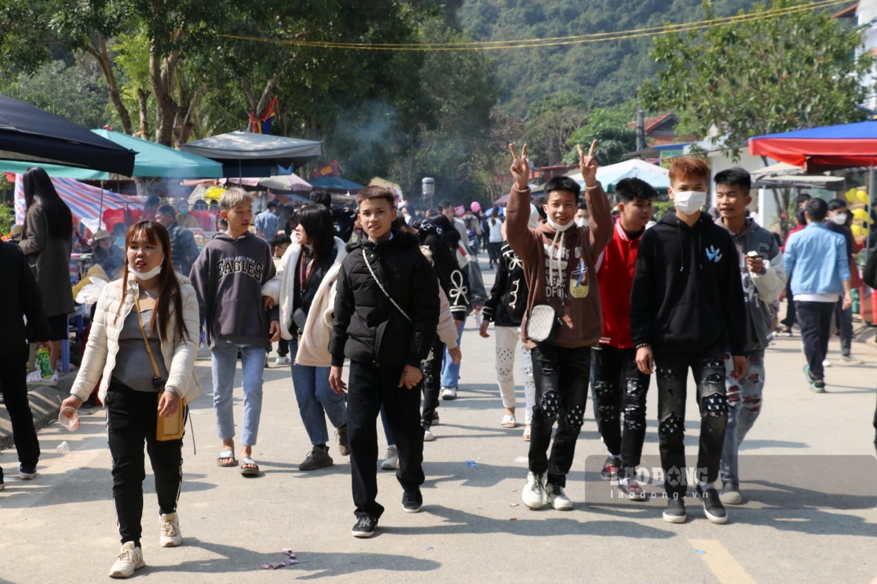 Theo quan sát của PV, có rất đông người dân đổ về để thăm quan, đi lễ chùa. Ảnh: Minh Nguyễn.