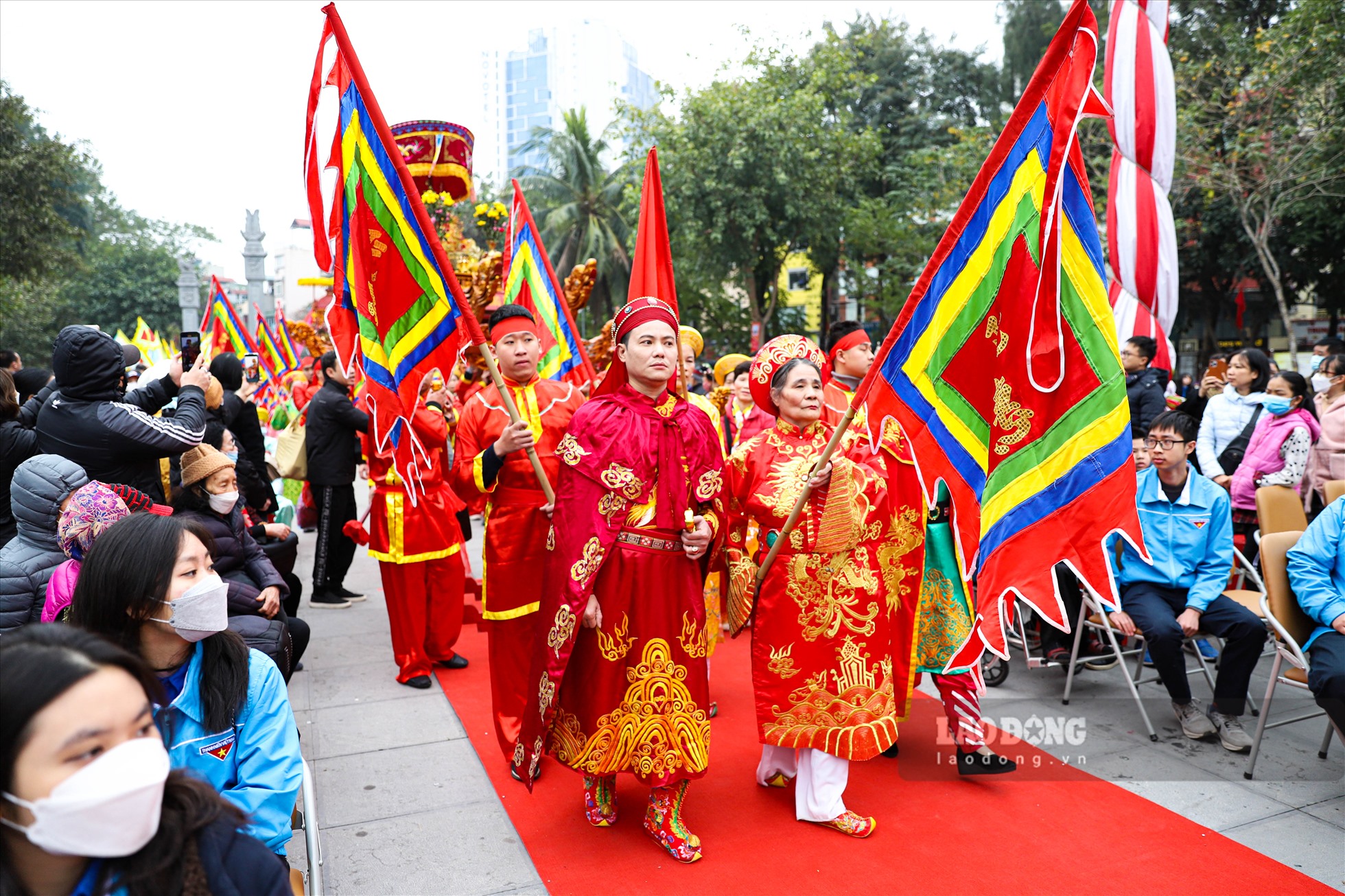 Sau khi tế lễ, các cụ cao niên và trai tráng thực hiện nghi thức rước kiệu vua Quang Trung và Công chúa Ngọc Hân.