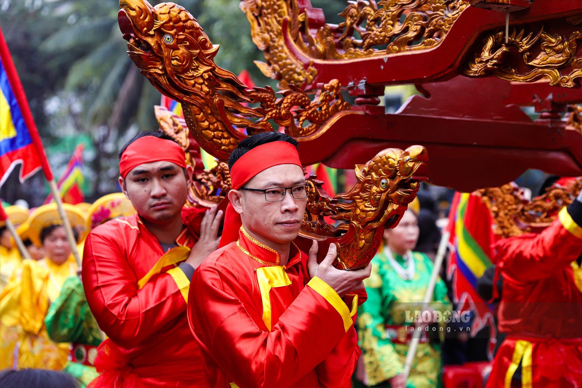 Sau khi tế lễ, các cụ cao niên và trai tráng thực hiện nghi thức rước kiệu vua Quang Trung và Công chúa Ngọc Hân.