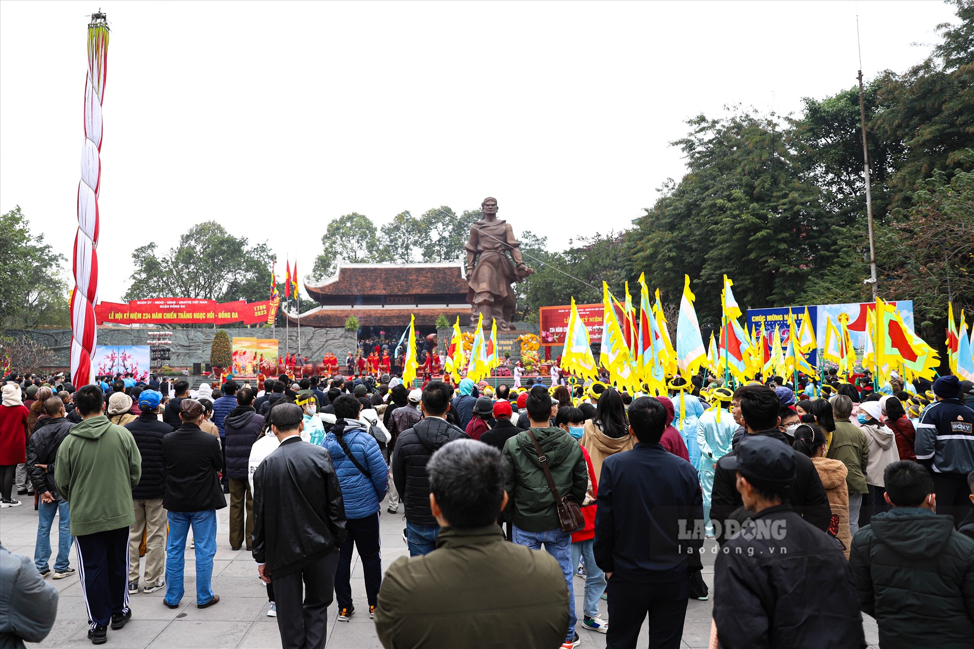 Ngay từ sáng sớm, hàng nghìn người dân Thủ đô và du khách đã tới dự Lễ hội Gò Đống Đa.