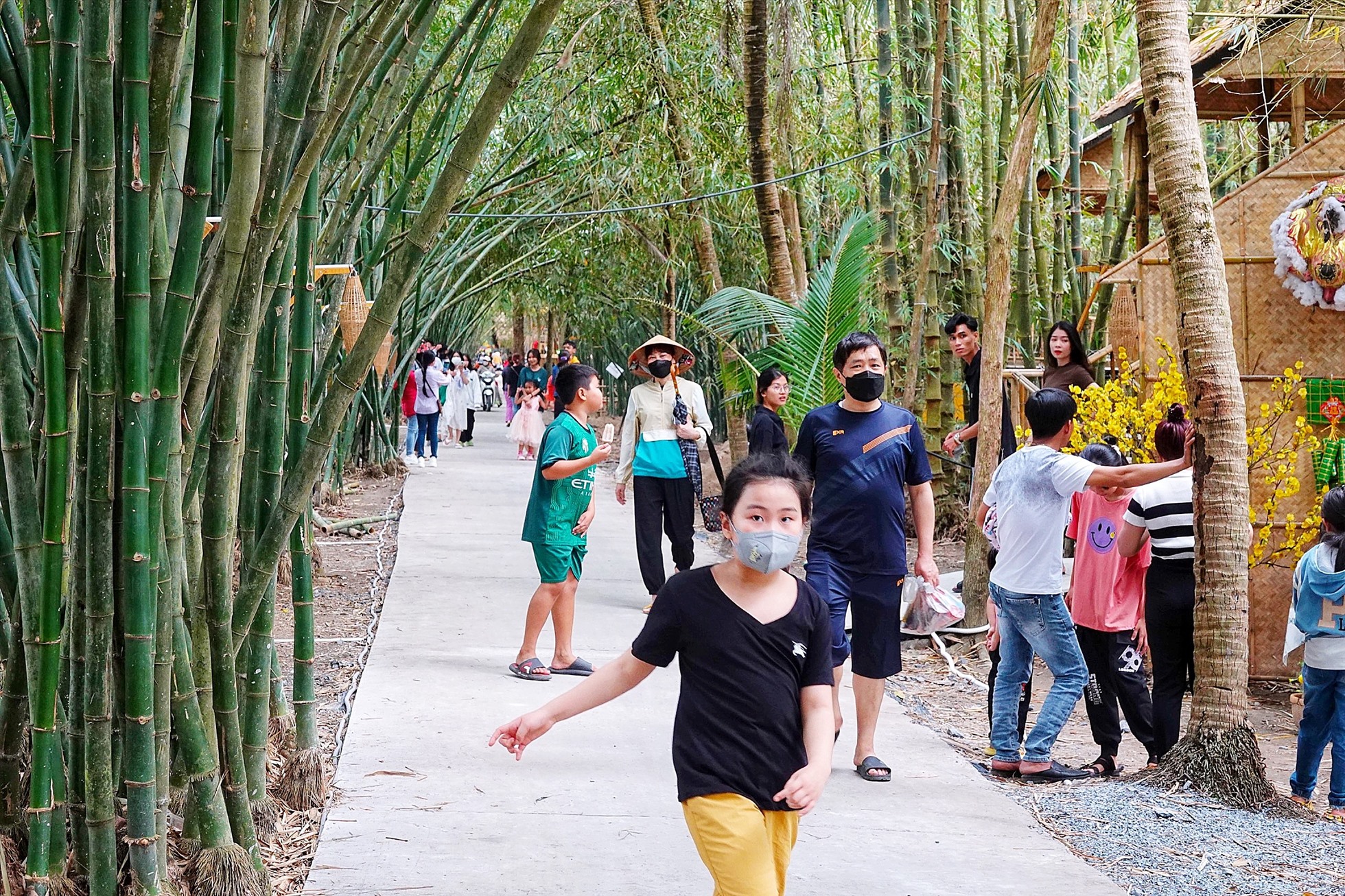 Theo ghi nhận, vào những ngày Tết, lượng khách đổ về tham quan vườn tre Tư Sang rất đông, trong đó có cả du khách trong, ngoài tỉnh và du khách nước ngoài đều rất thích thú khi được khám phá, chụp ảnh tại vườn tre.
