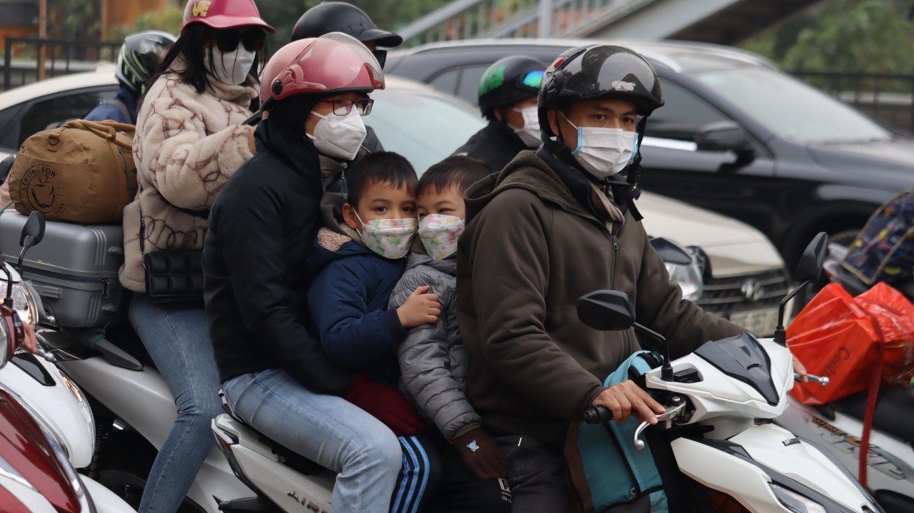 Nhiều gia đình cũng đưa con nhỏ trở lại Thủ đô sau kỳ nghỉ Tết Nguyên đán. Việc tắc đường khiến nhiều gia đình khá mệt mỏi.
