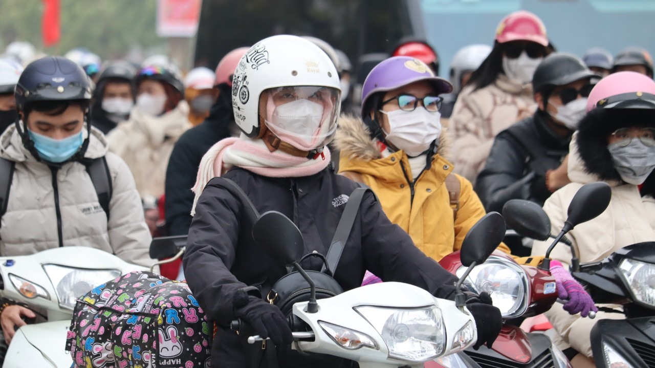 Một số người dân sử dụng găng tay tránh giá buốt khi di chuyển một quảng đường dài bằng xe máy.